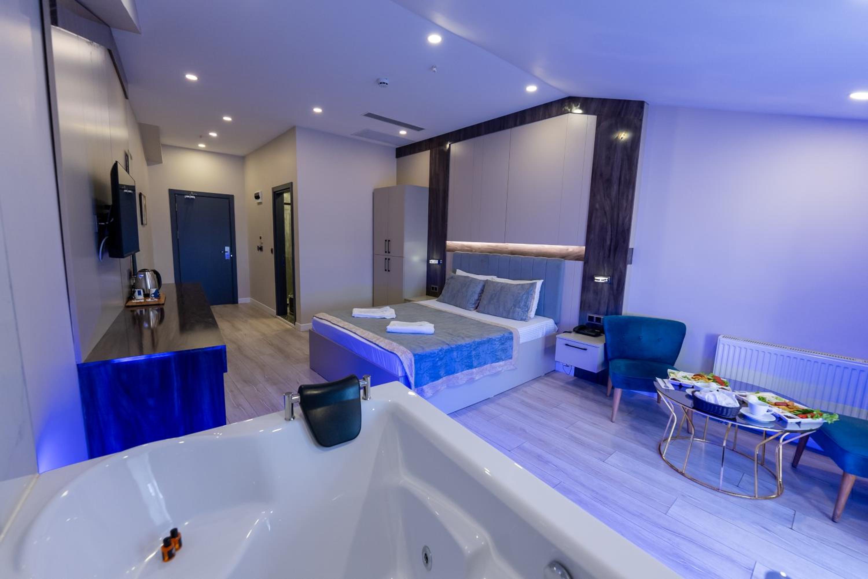 Deluxe Double Room with Balcony photo 2