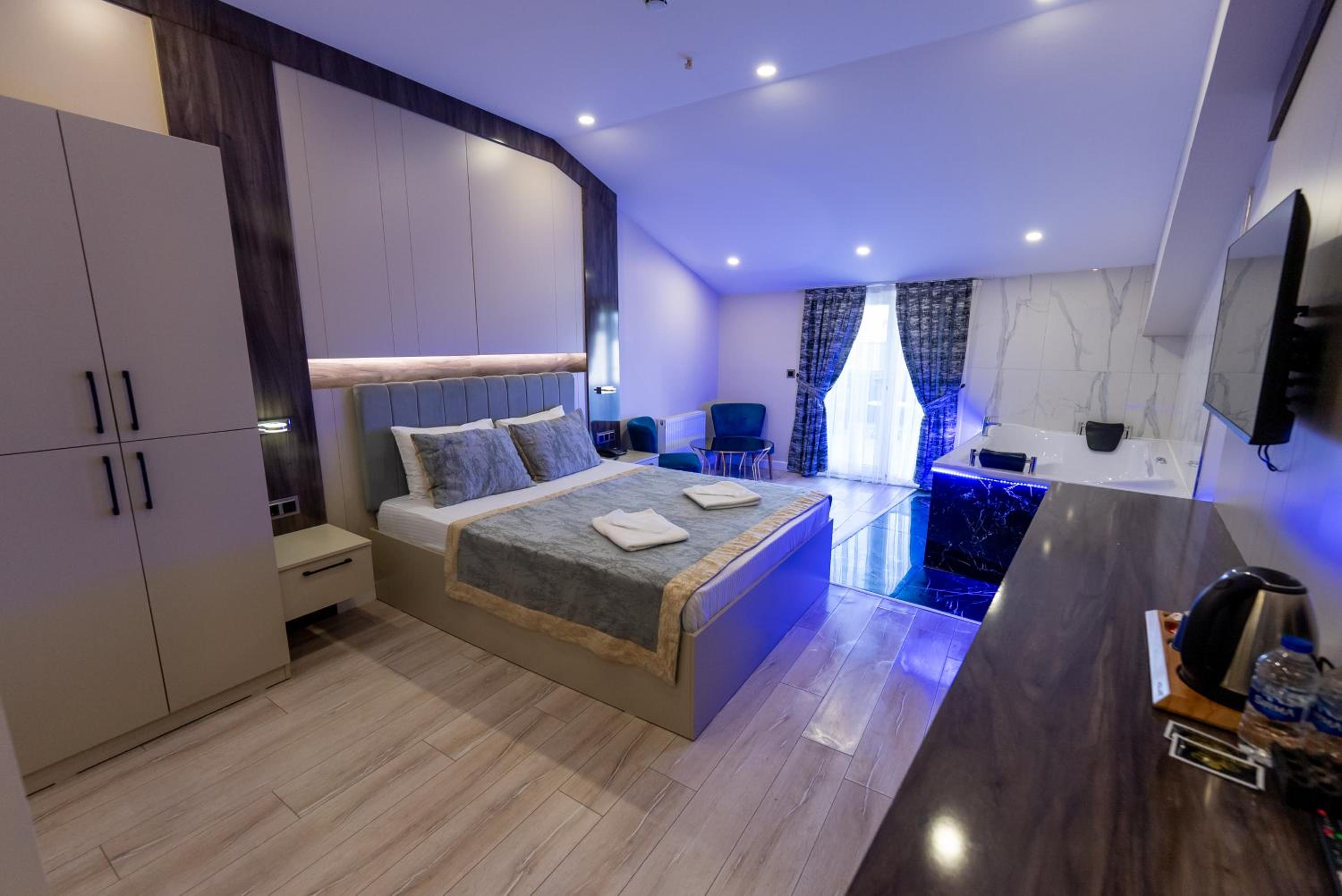 Deluxe Double Room with Balcony photo 1