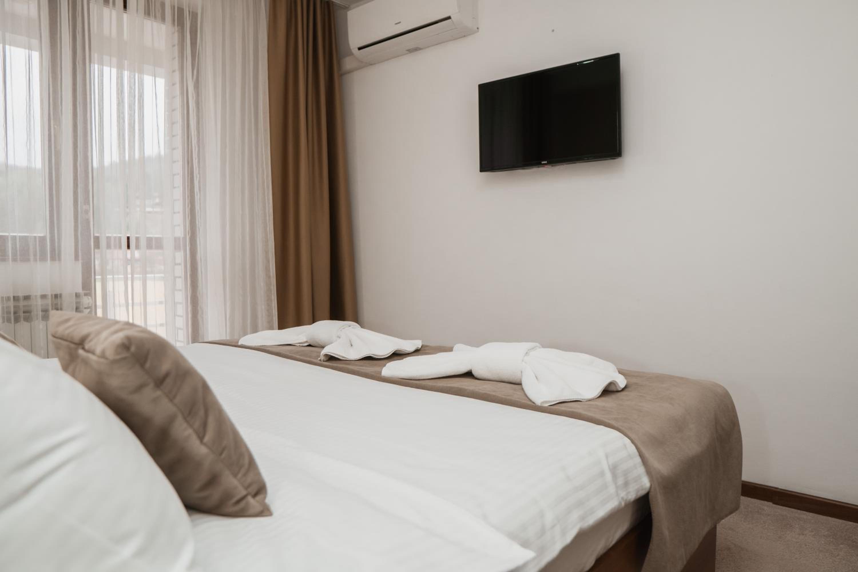 Double Room - Photo 10