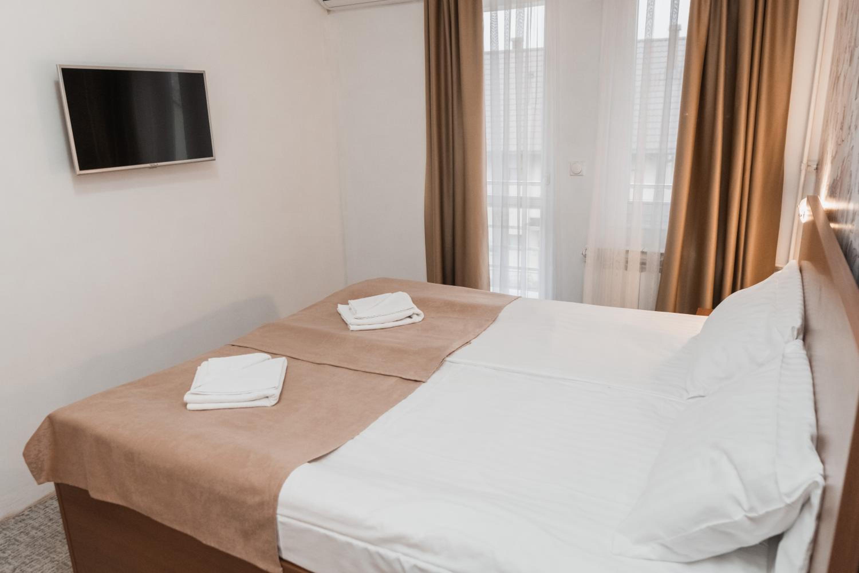 Double Room - Photo 5