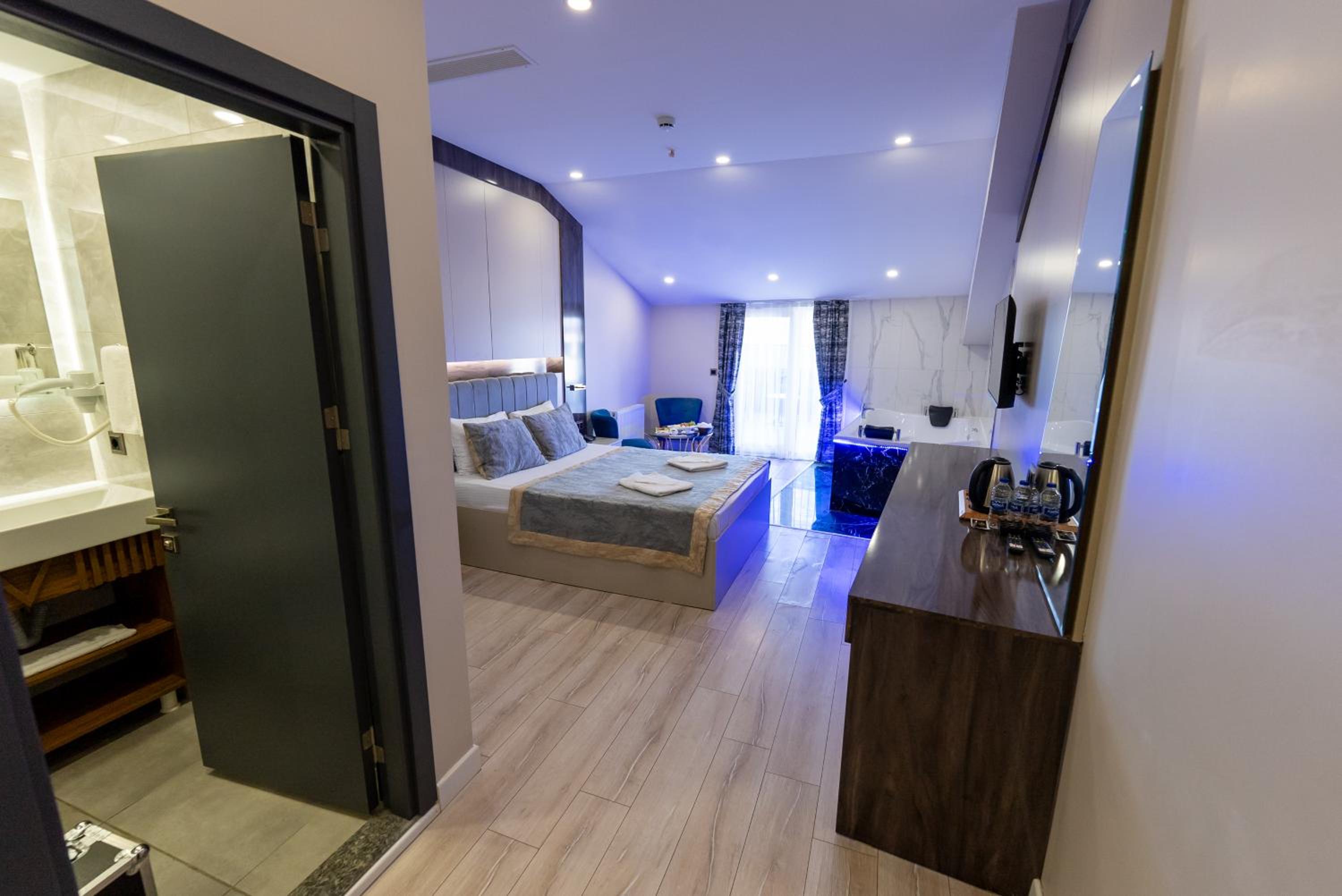 Deluxe Double Room with Balcony photo 3