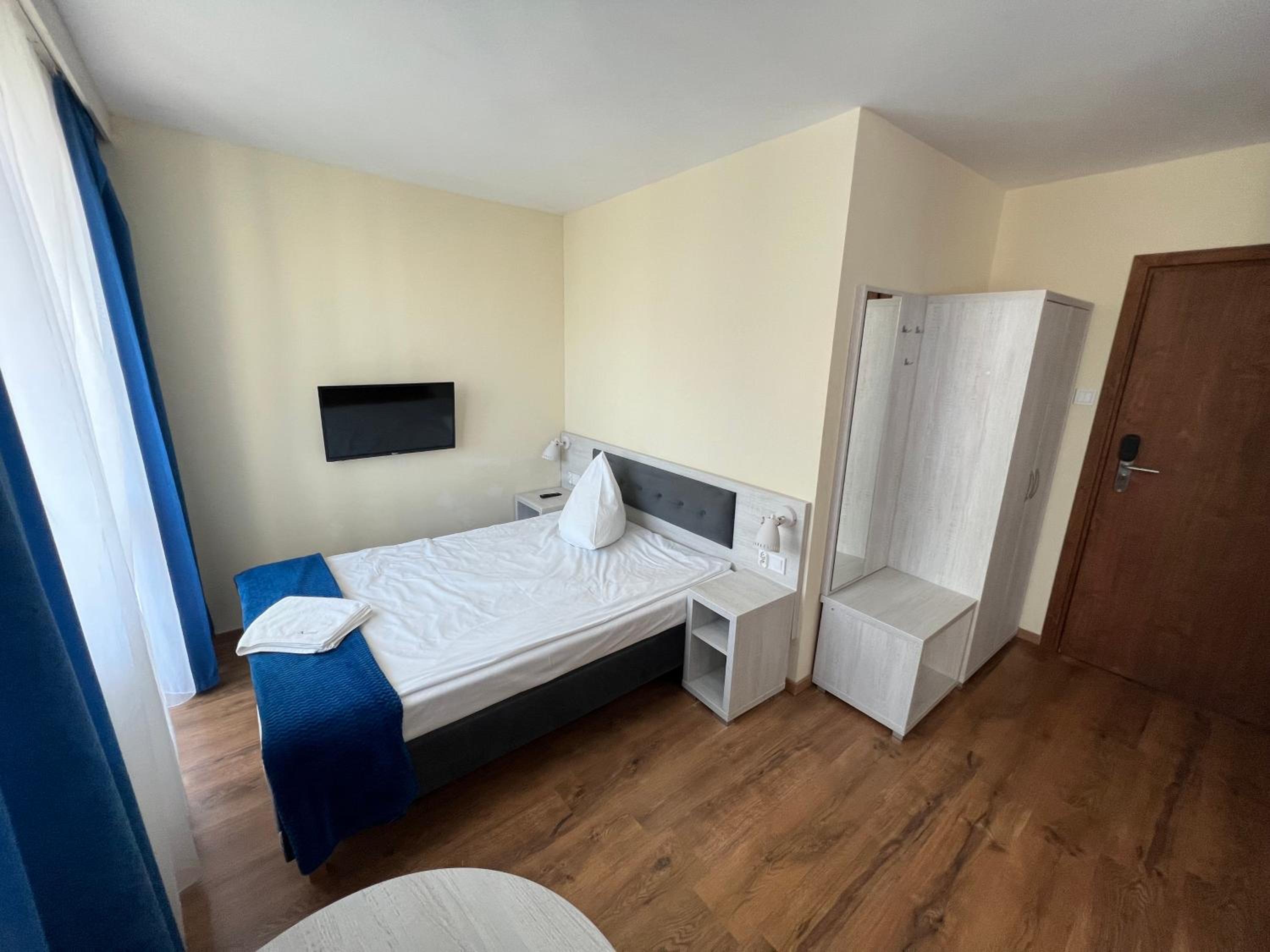 Quadruple Room with Private Bathroom photo 1