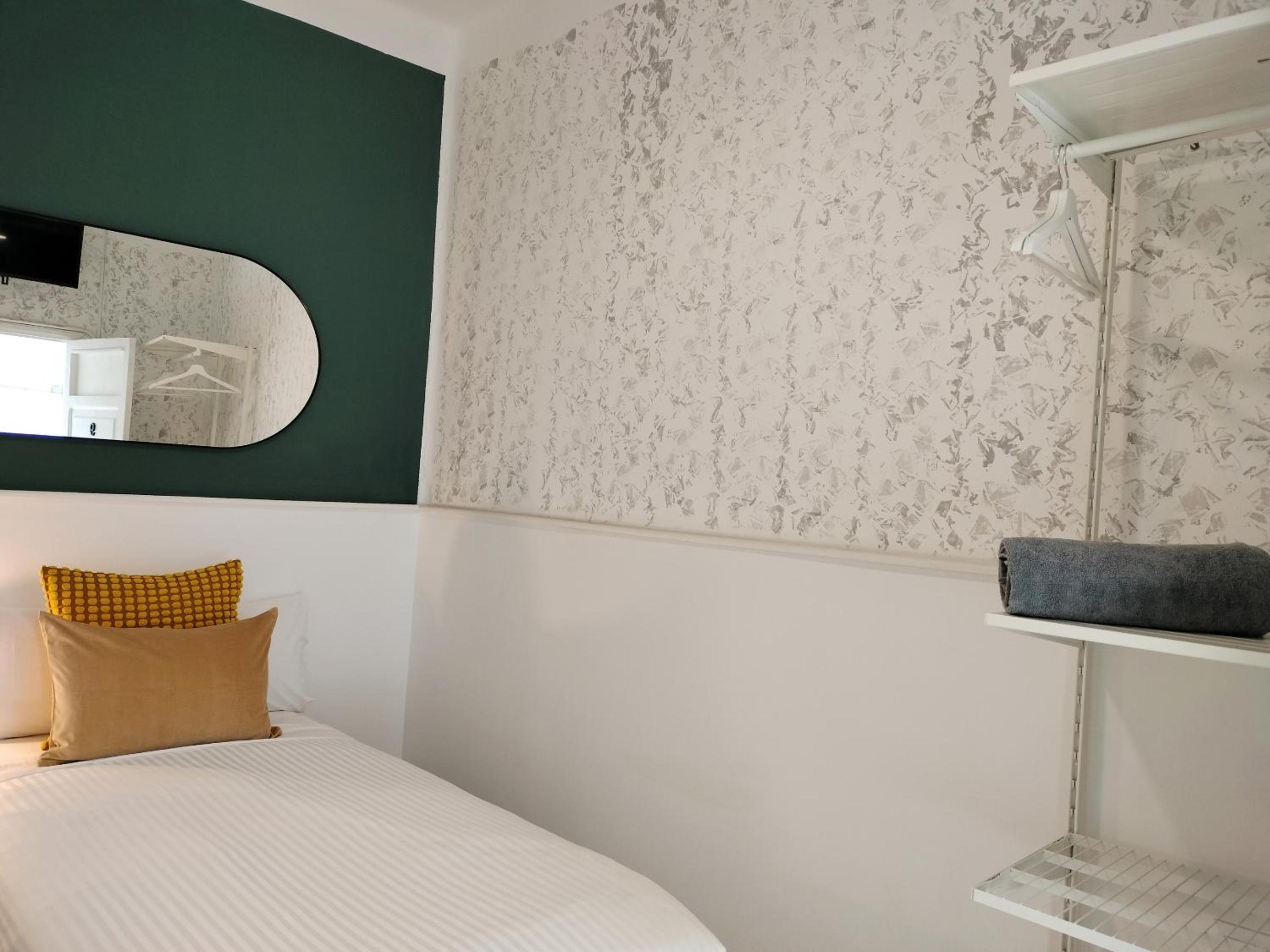 Single Room with Shared Bathroom photo 3