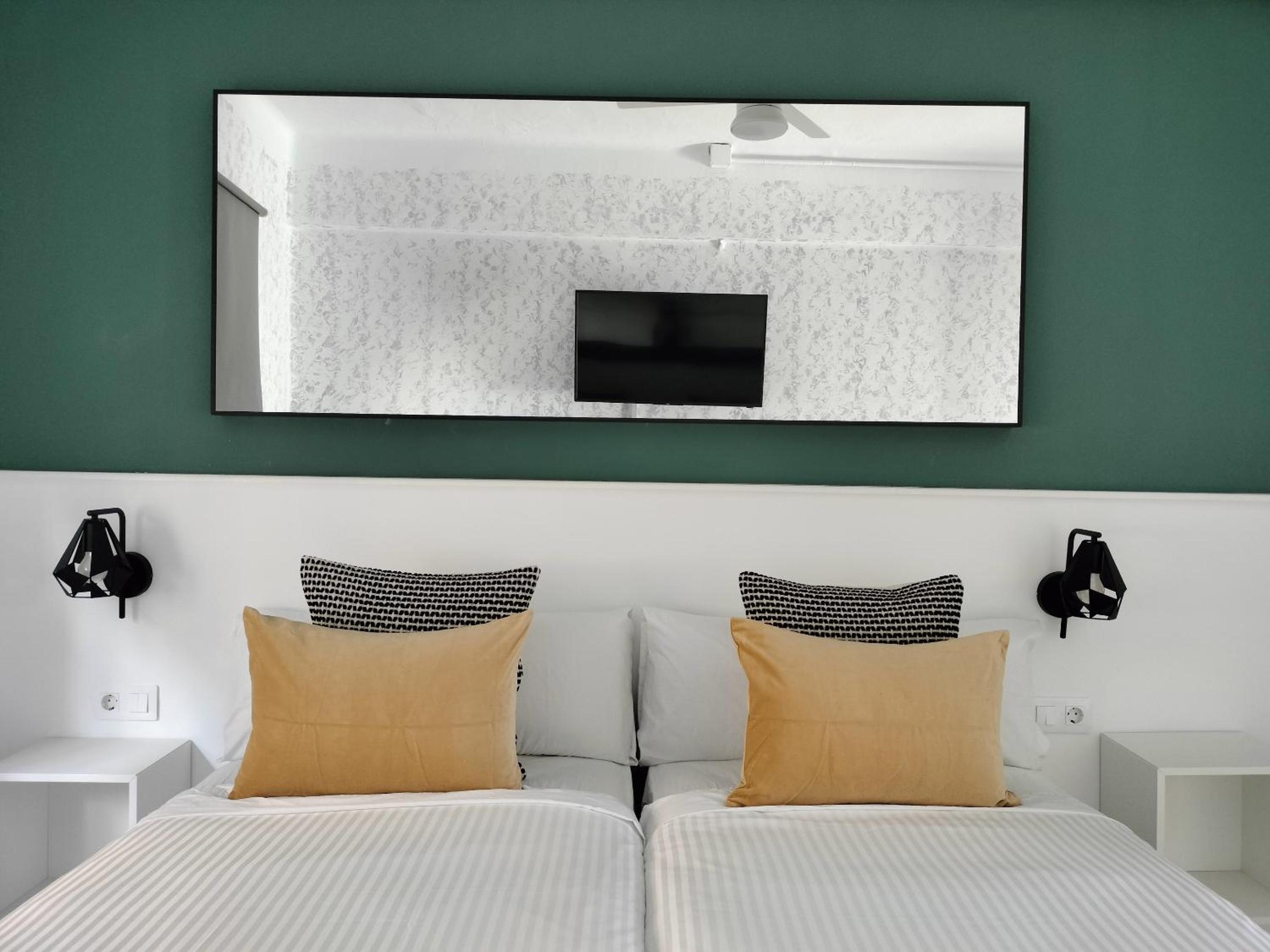 Double Room with Shared Bathroom - Photo 12