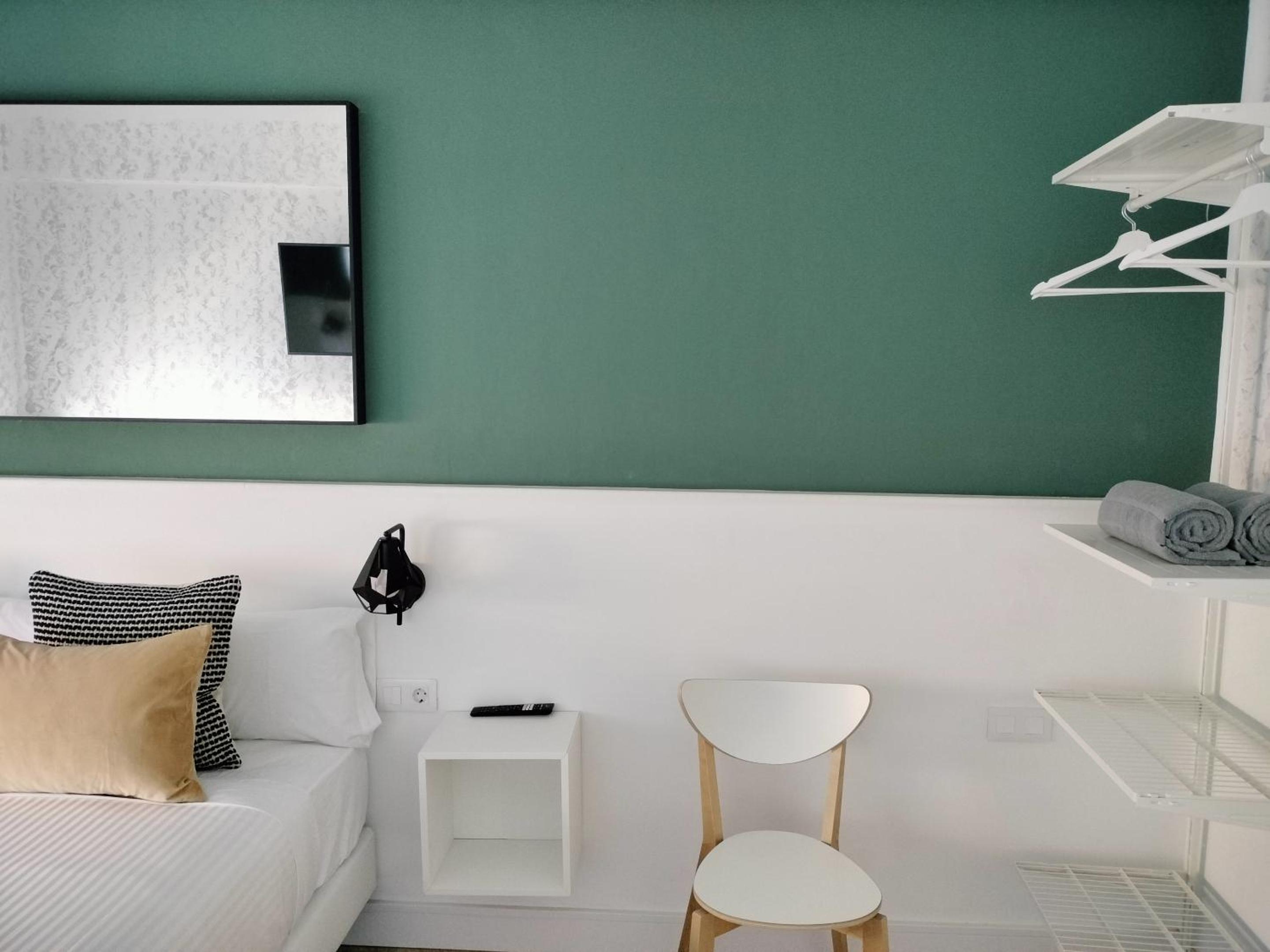 Double Room with Shared Bathroom - Photo 2