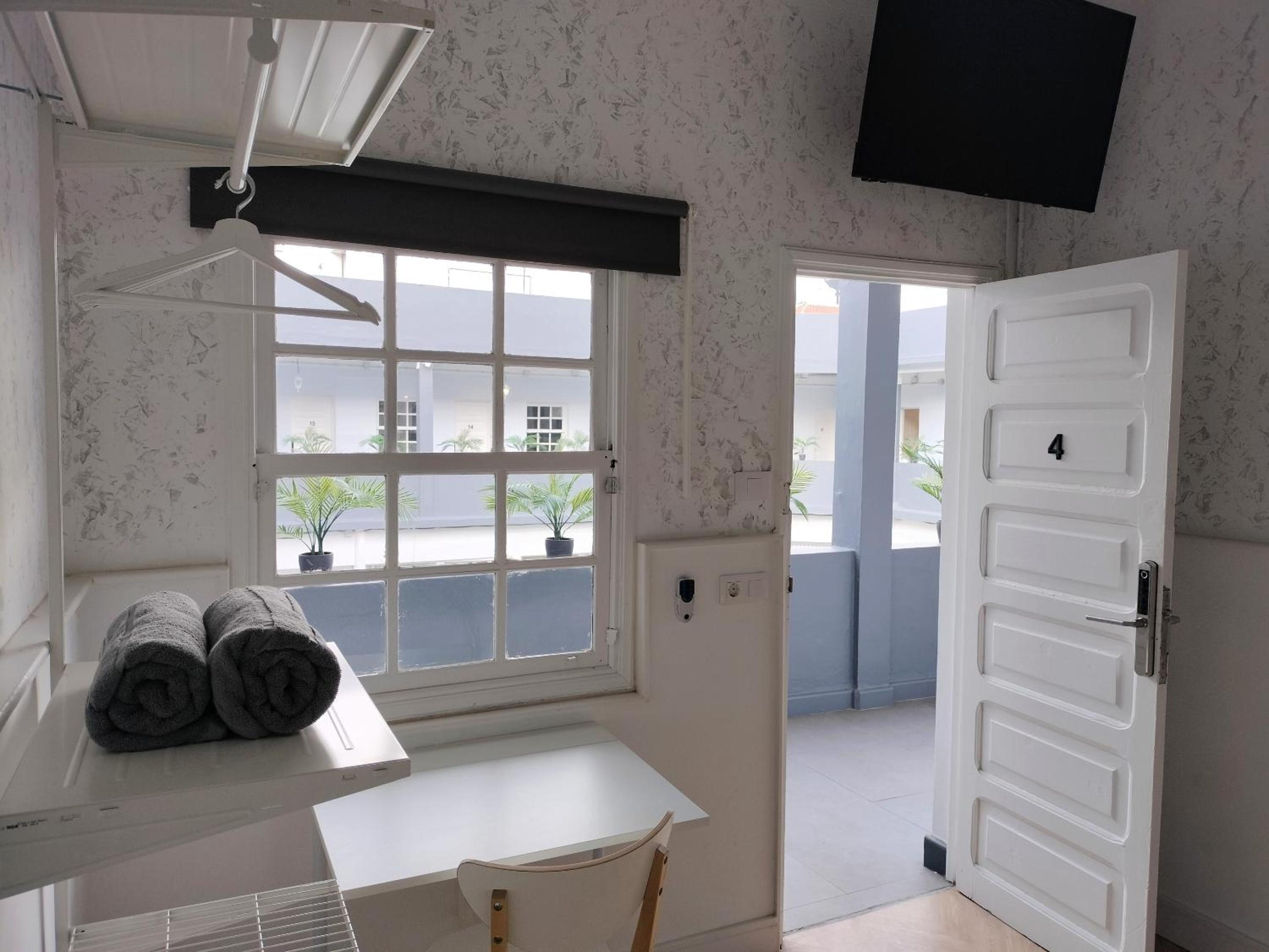 Double Room with Shared Bathroom - Photo 4