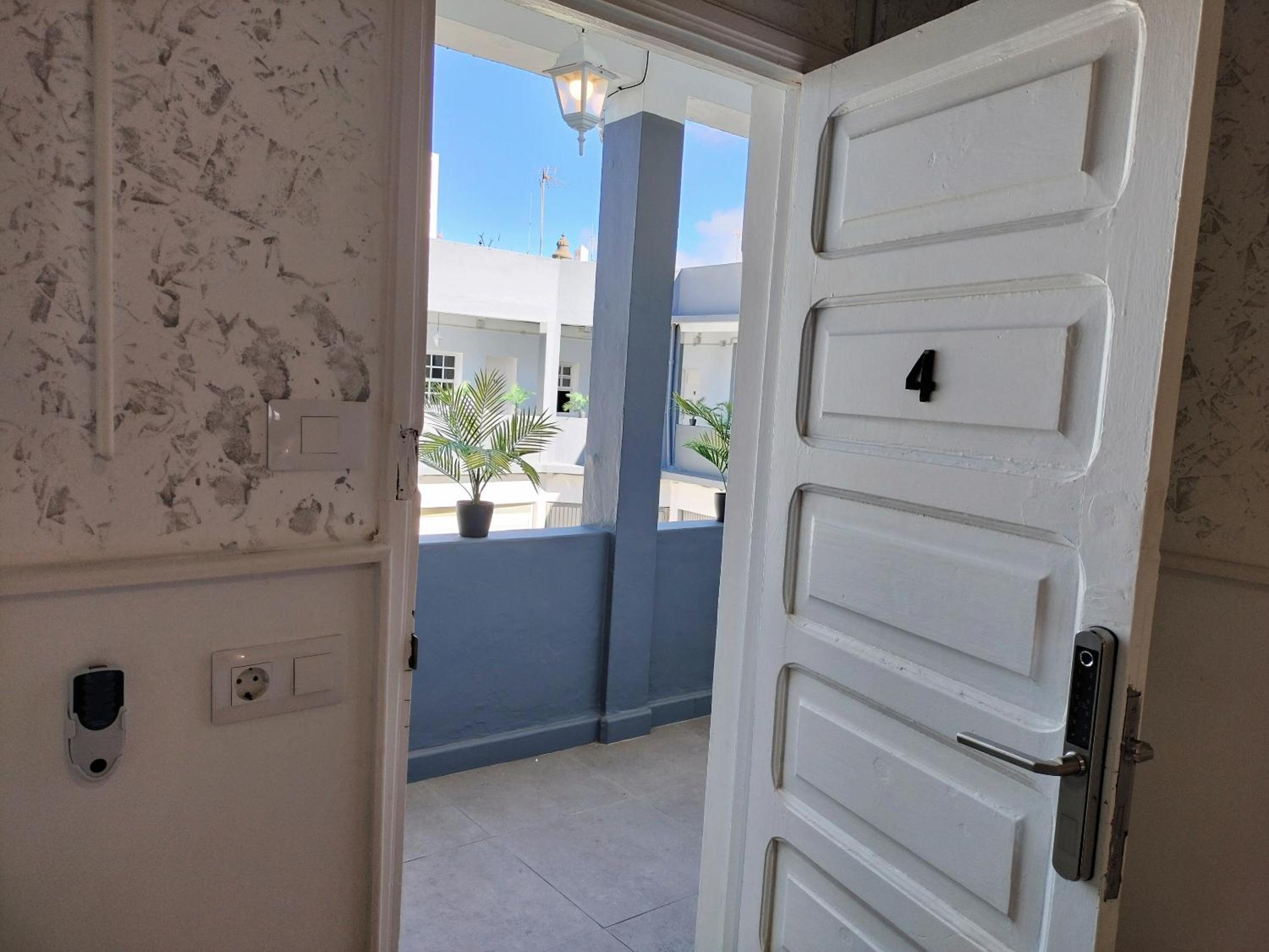 Double Room with Shared Bathroom - Photo 8
