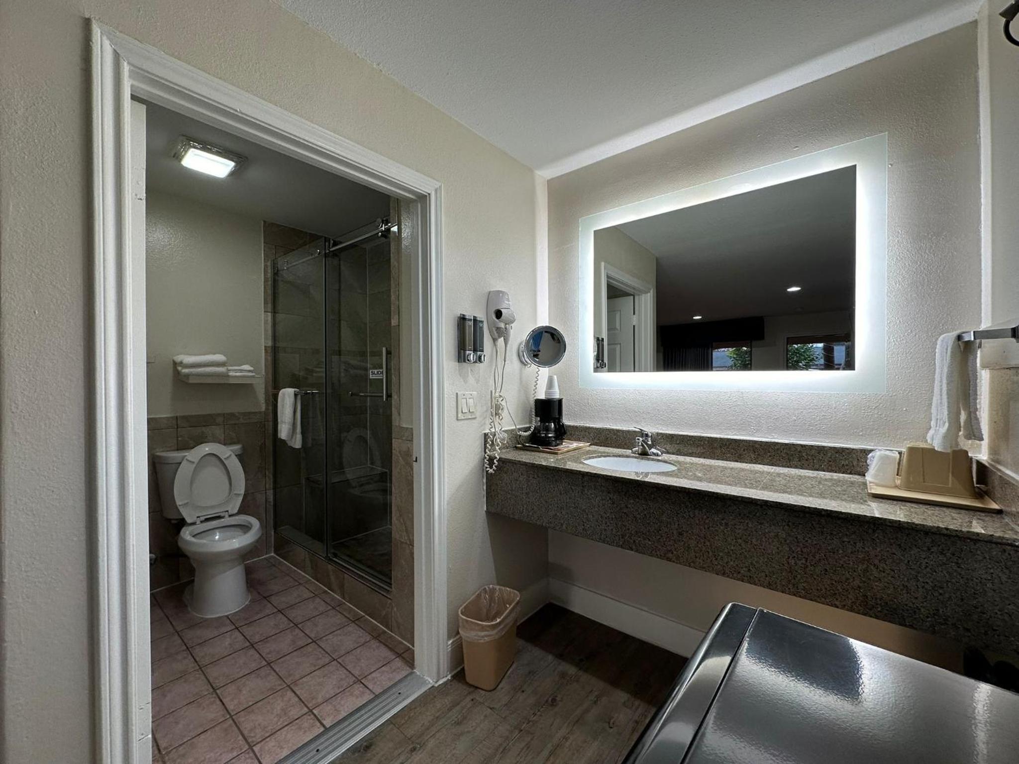 Standard Queen Room with Two Queen Beds - Photo 4