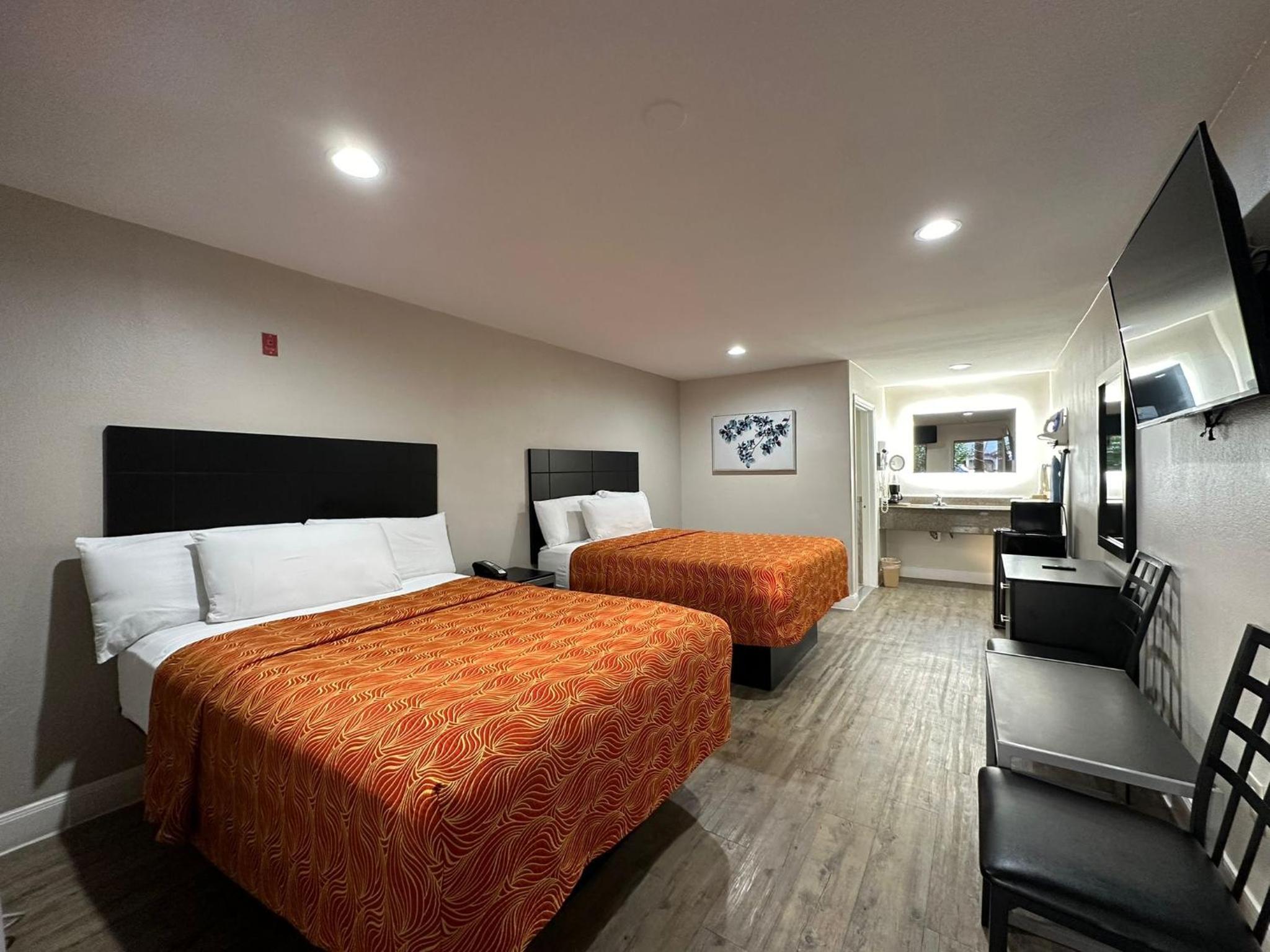 Standard Queen Room with Two Queen Beds - Photo 7