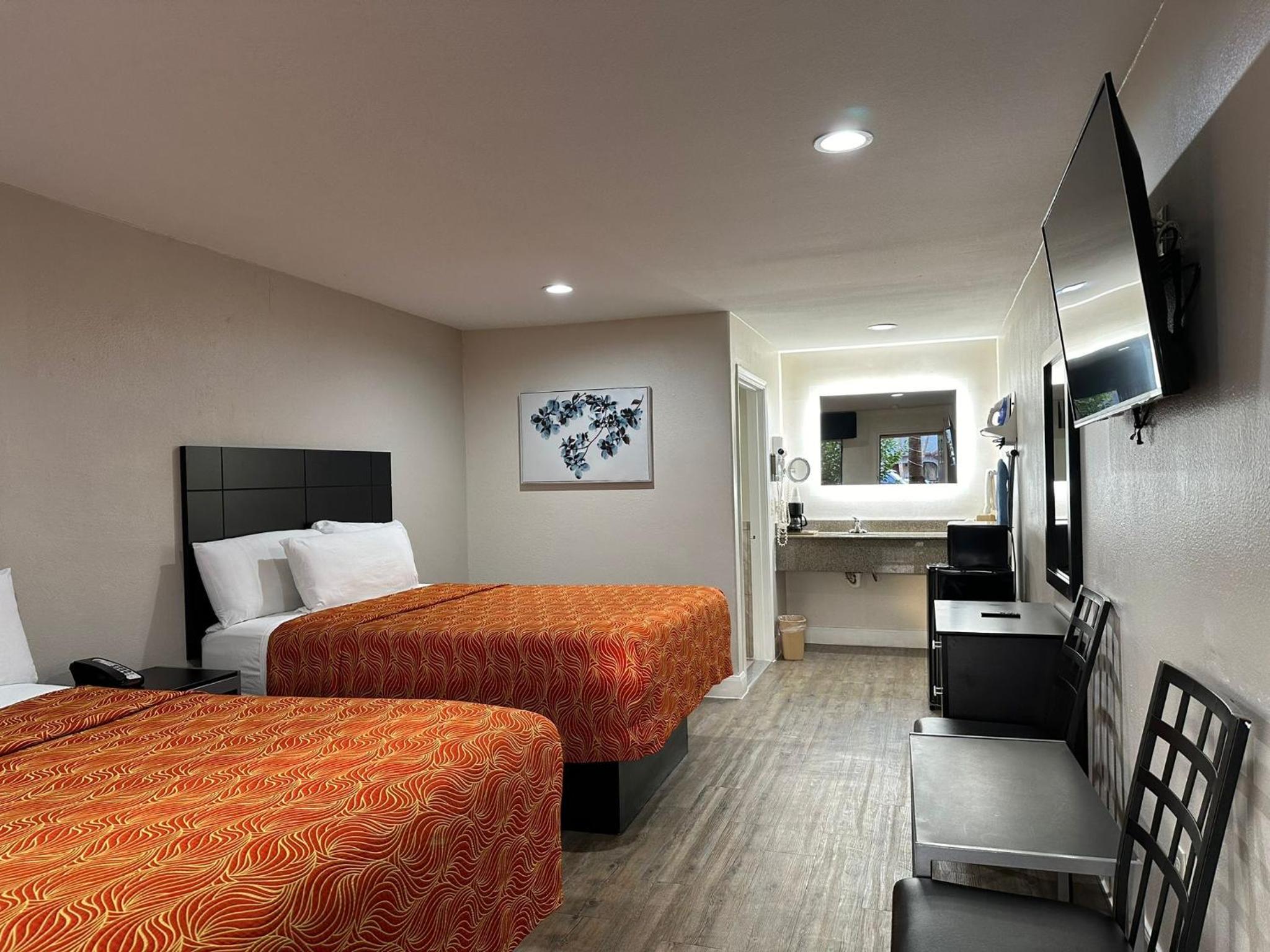 Standard Queen Room with Two Queen Beds - Photo 6