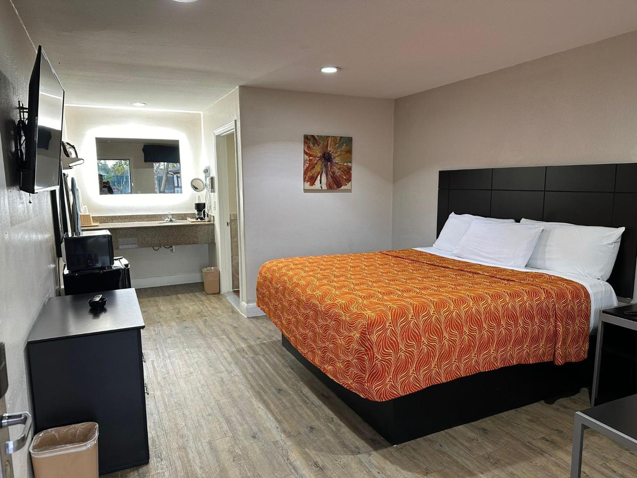 Standard King Room - Photo 17