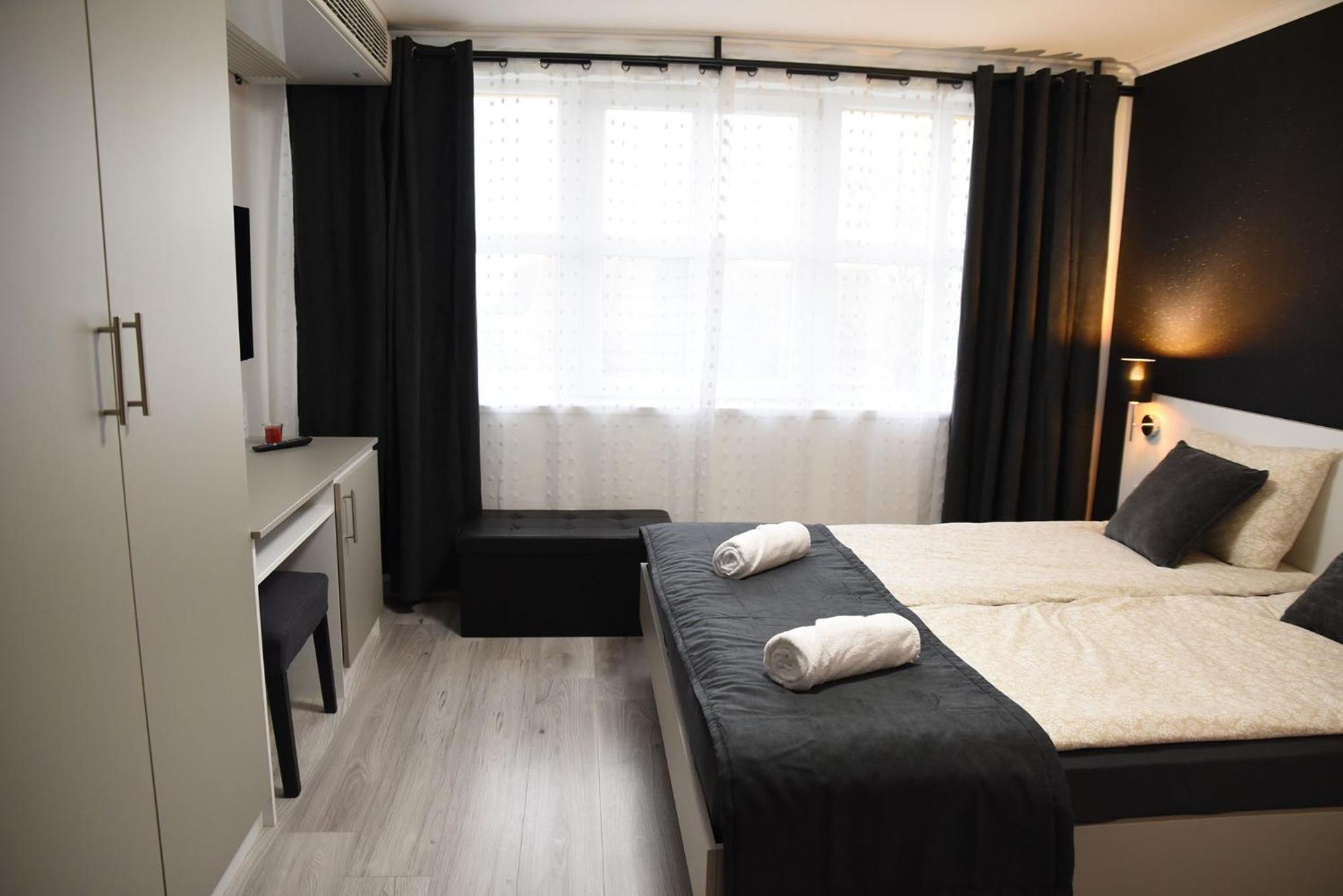 Double Room with Private Bathroom photo 2