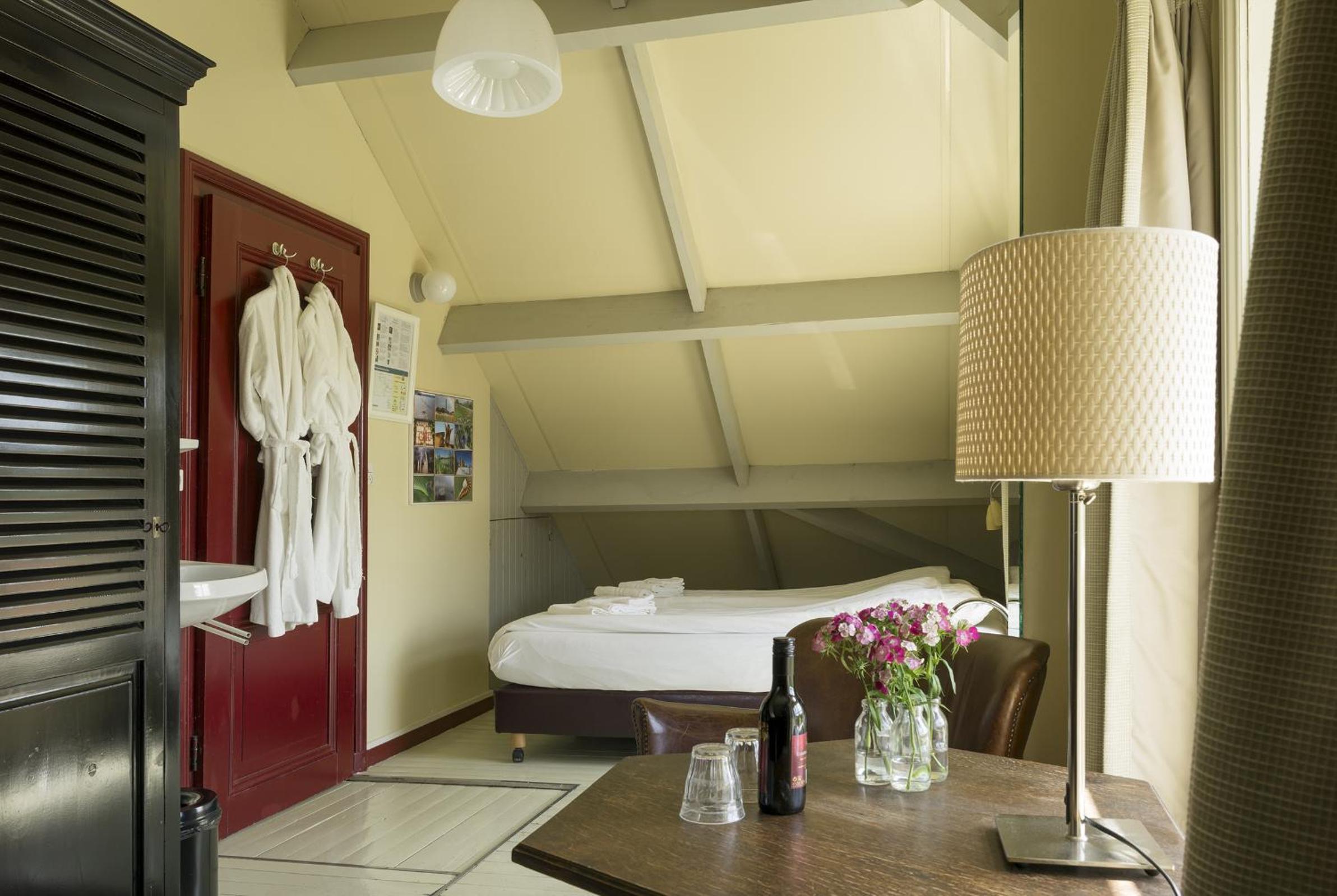 Family Room with Bathroom photo 1