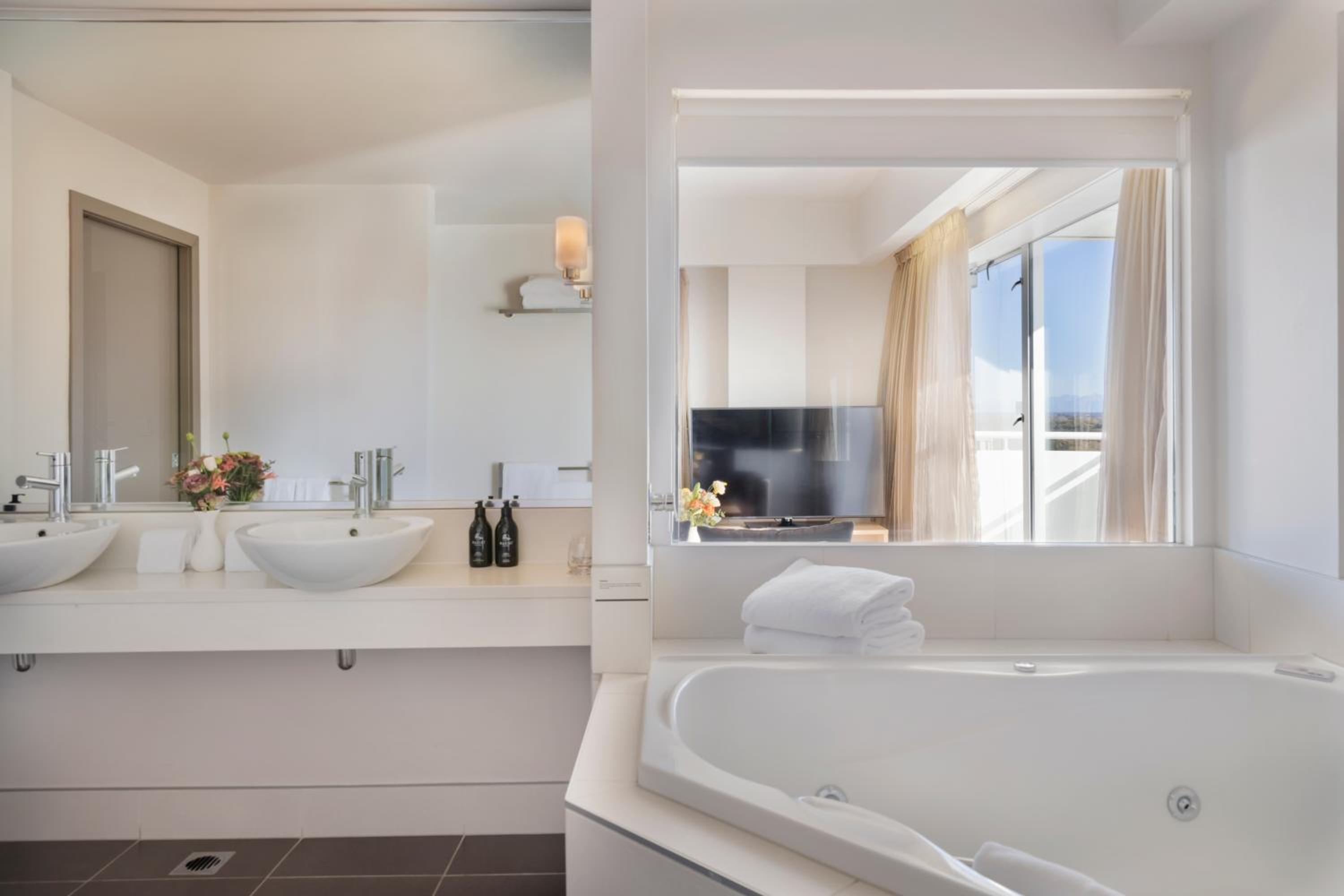 Two-Bedroom Suite - Photo 4