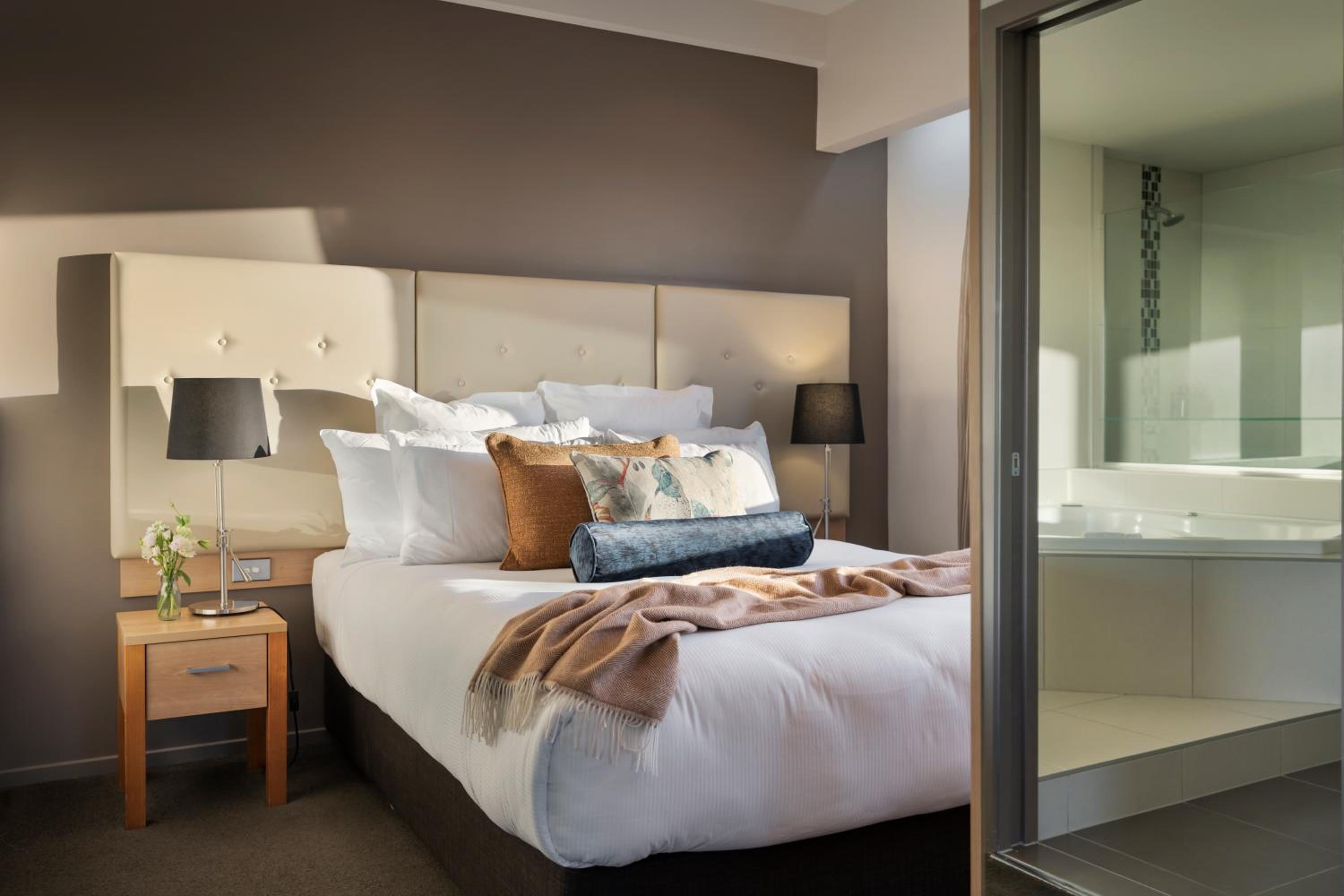 One-Bedroom Suite - Photo 4