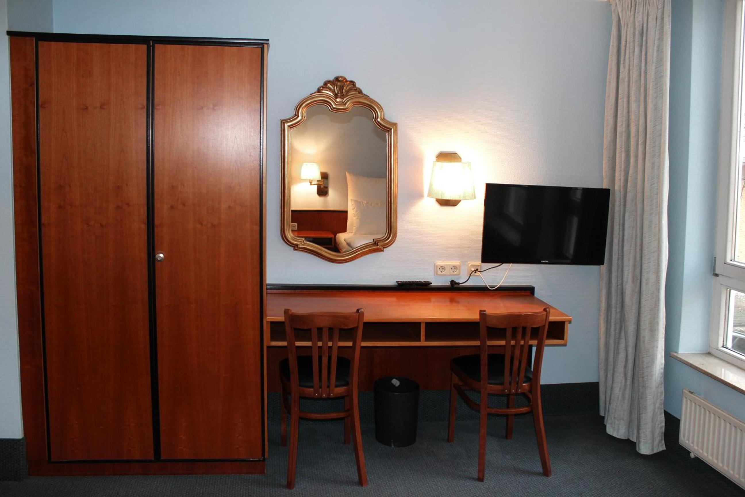Double or Twin Room with Private Bathroom photo 3