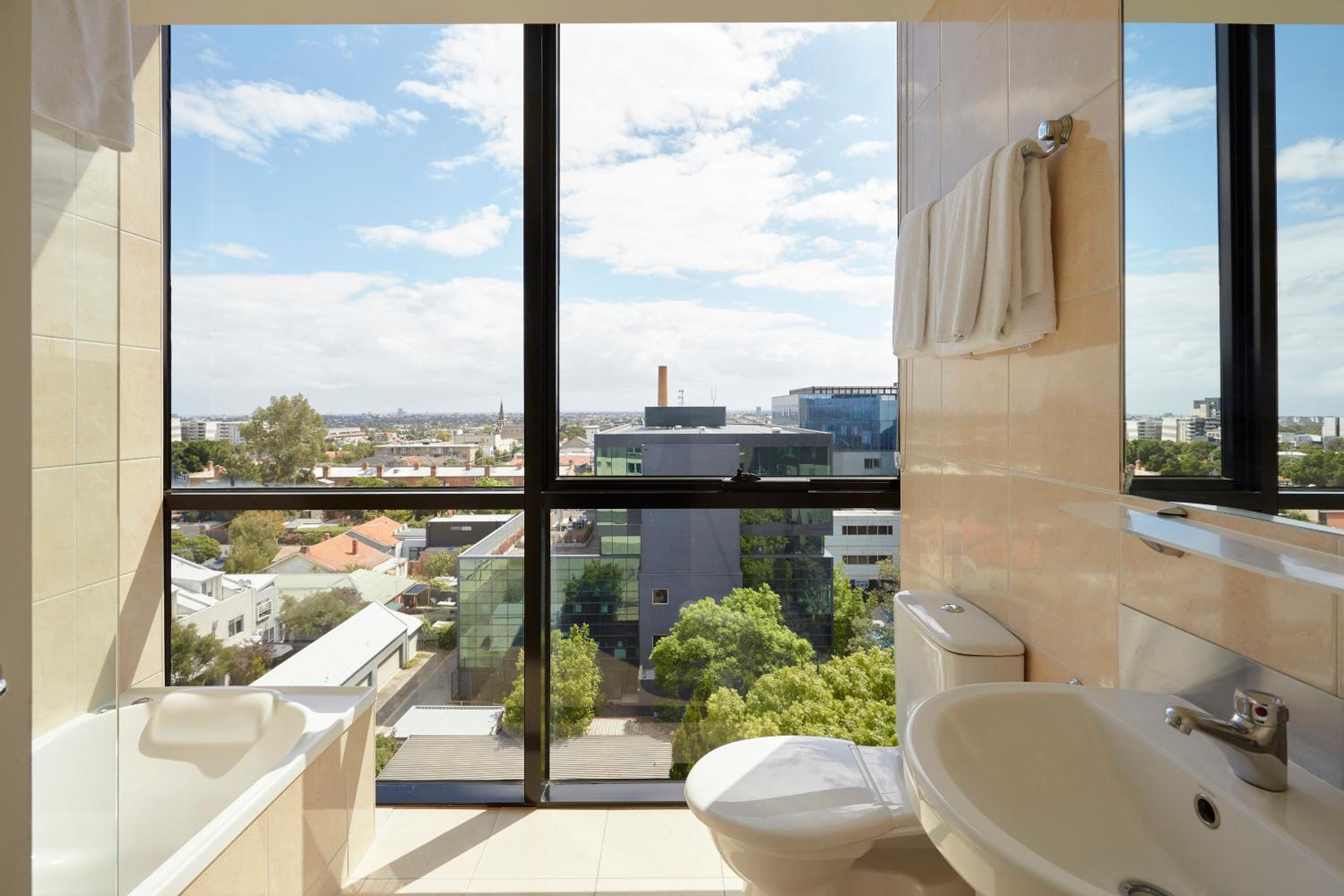 Greatest Studio King with Balcony - Photo 3