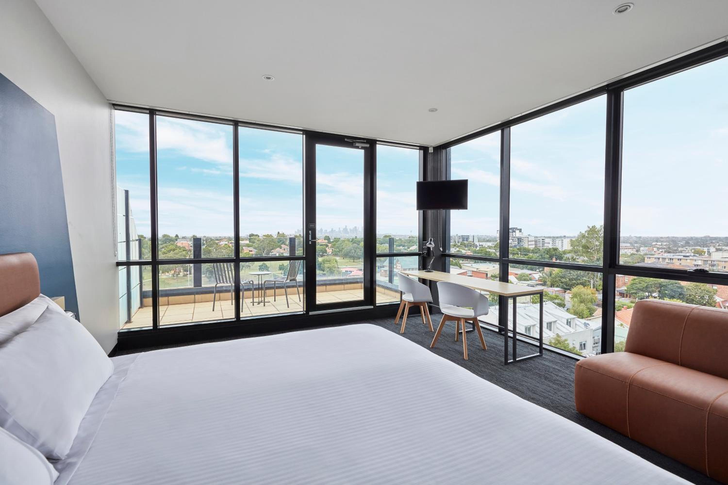 Greatest Studio King with Balcony - Photo 2