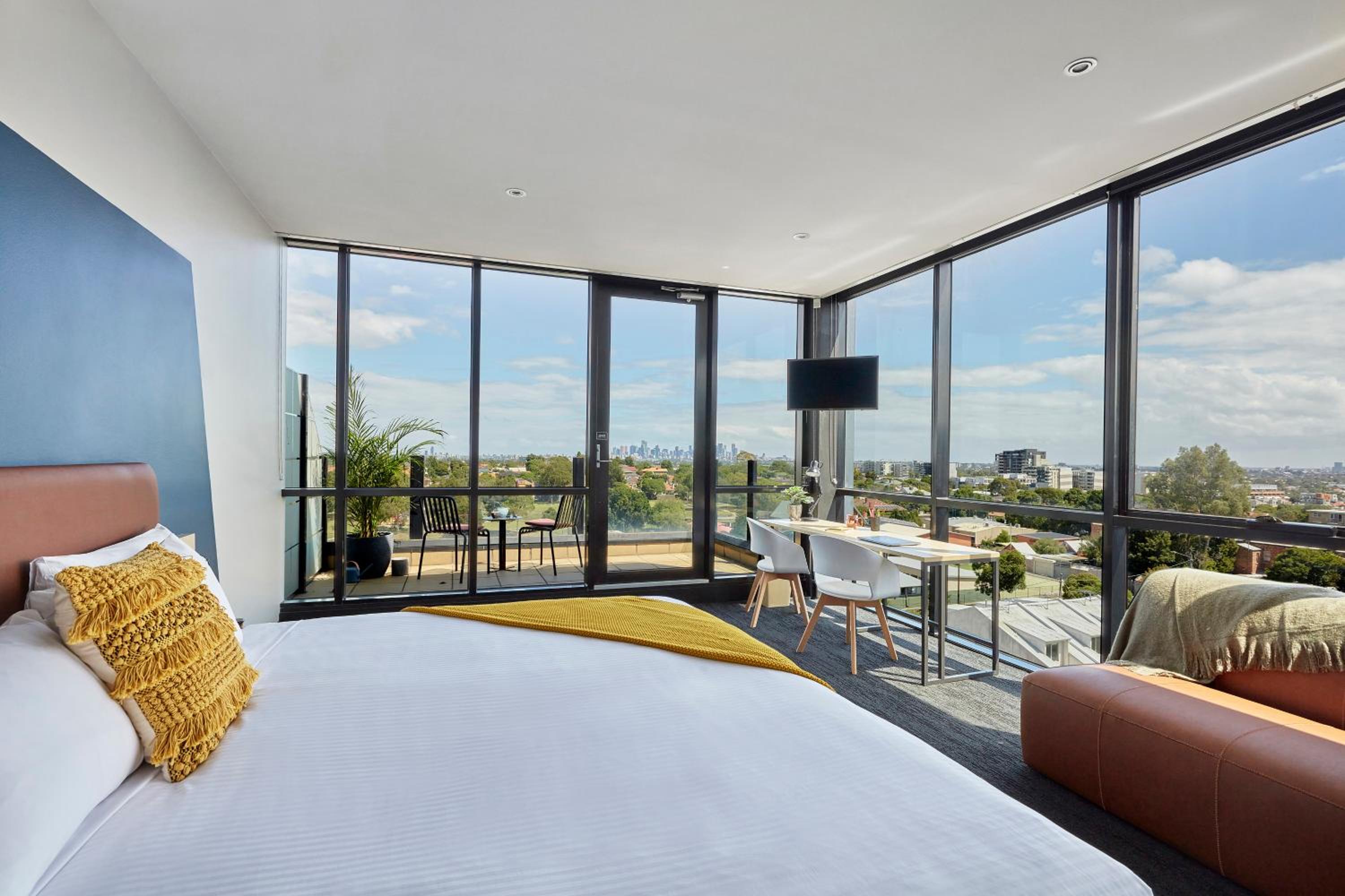 Greatest Studio King with Balcony - Photo 8