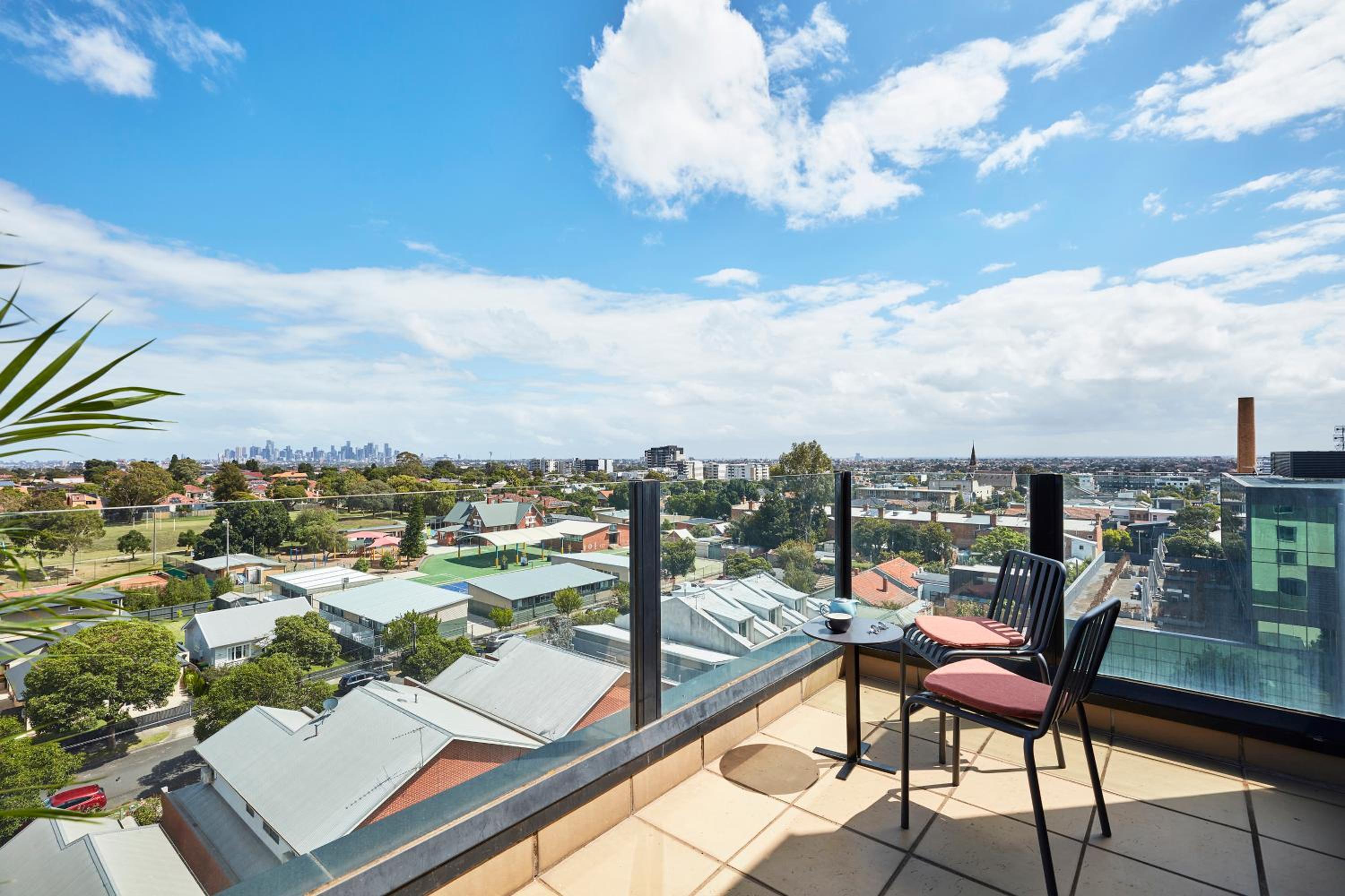 Greatest Studio King with Balcony - Photo 4