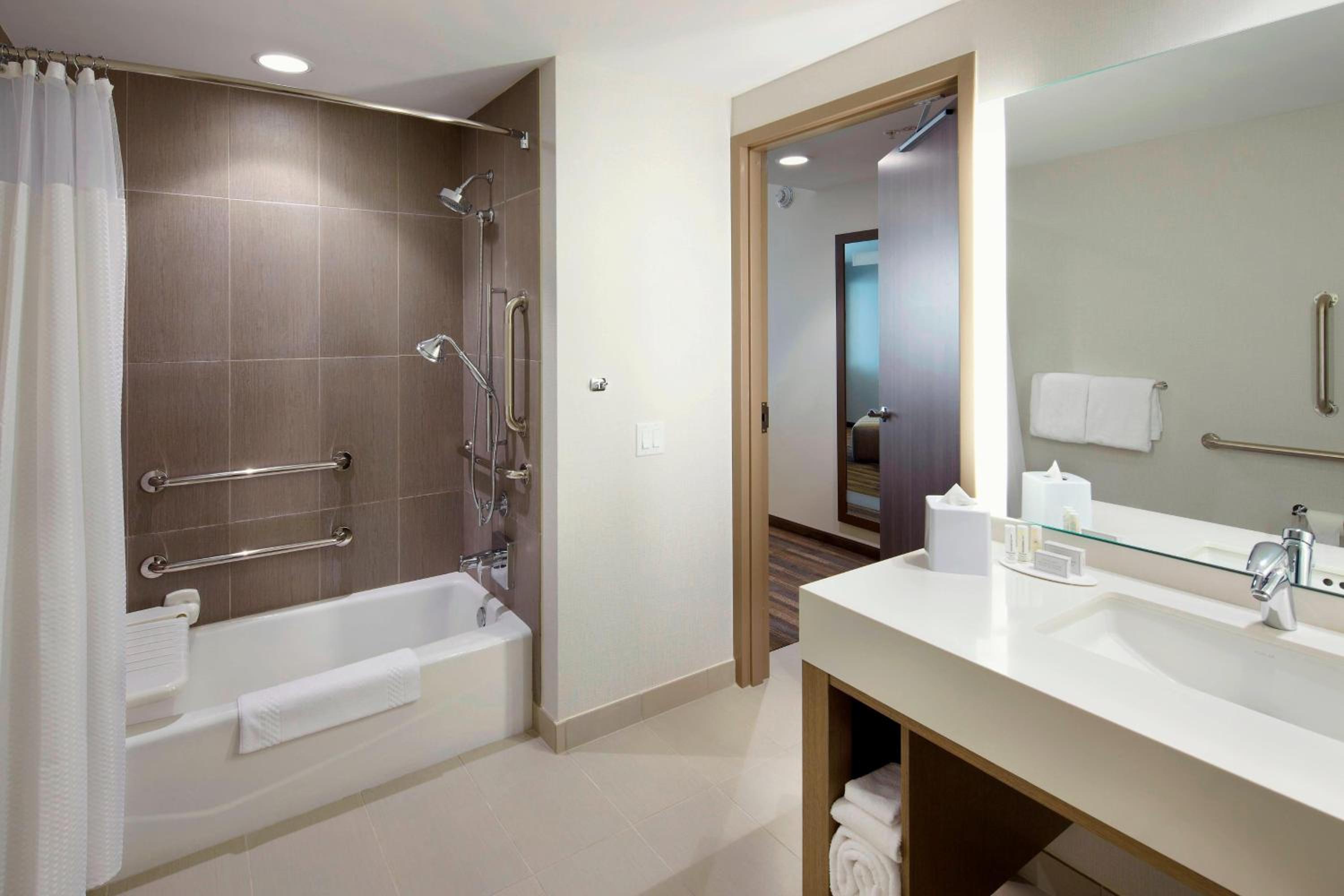 Queen Room with Two Queen Beds - Hearing Accessible photo 3