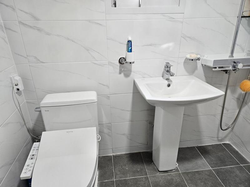 Deluxe Family Suite - Photo 11