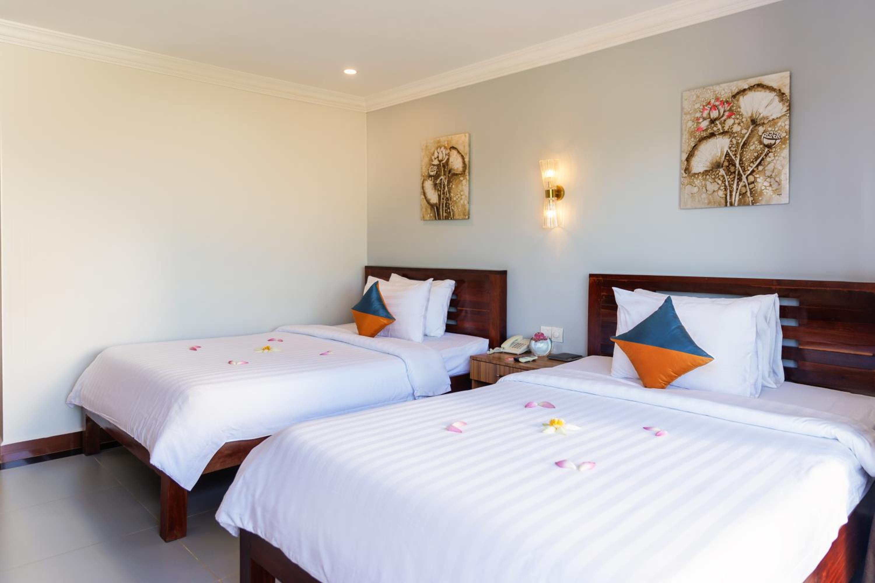 Twin Room with Balcony - Photo 11