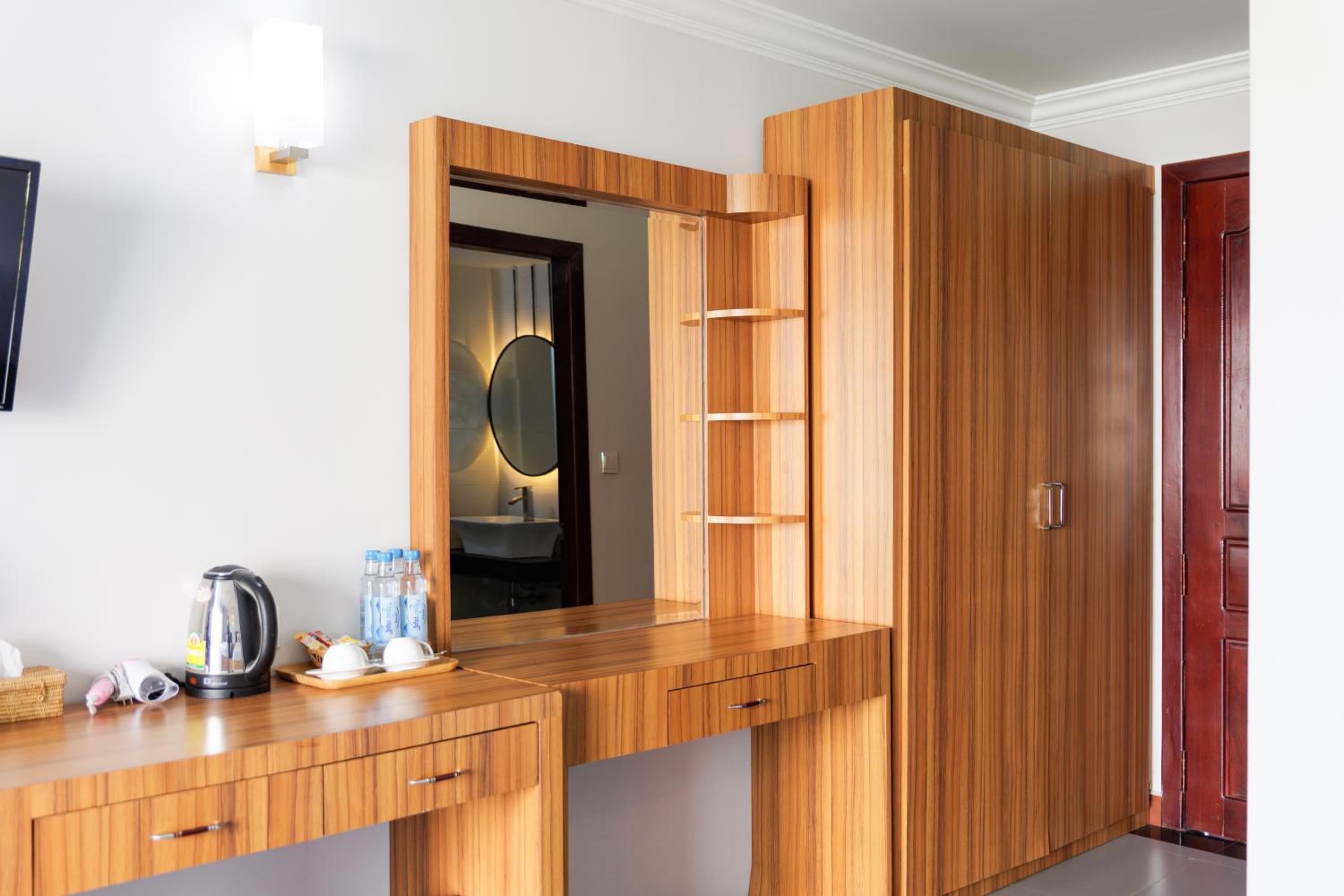 Deluxe Double Room with Balcony - Photo 7