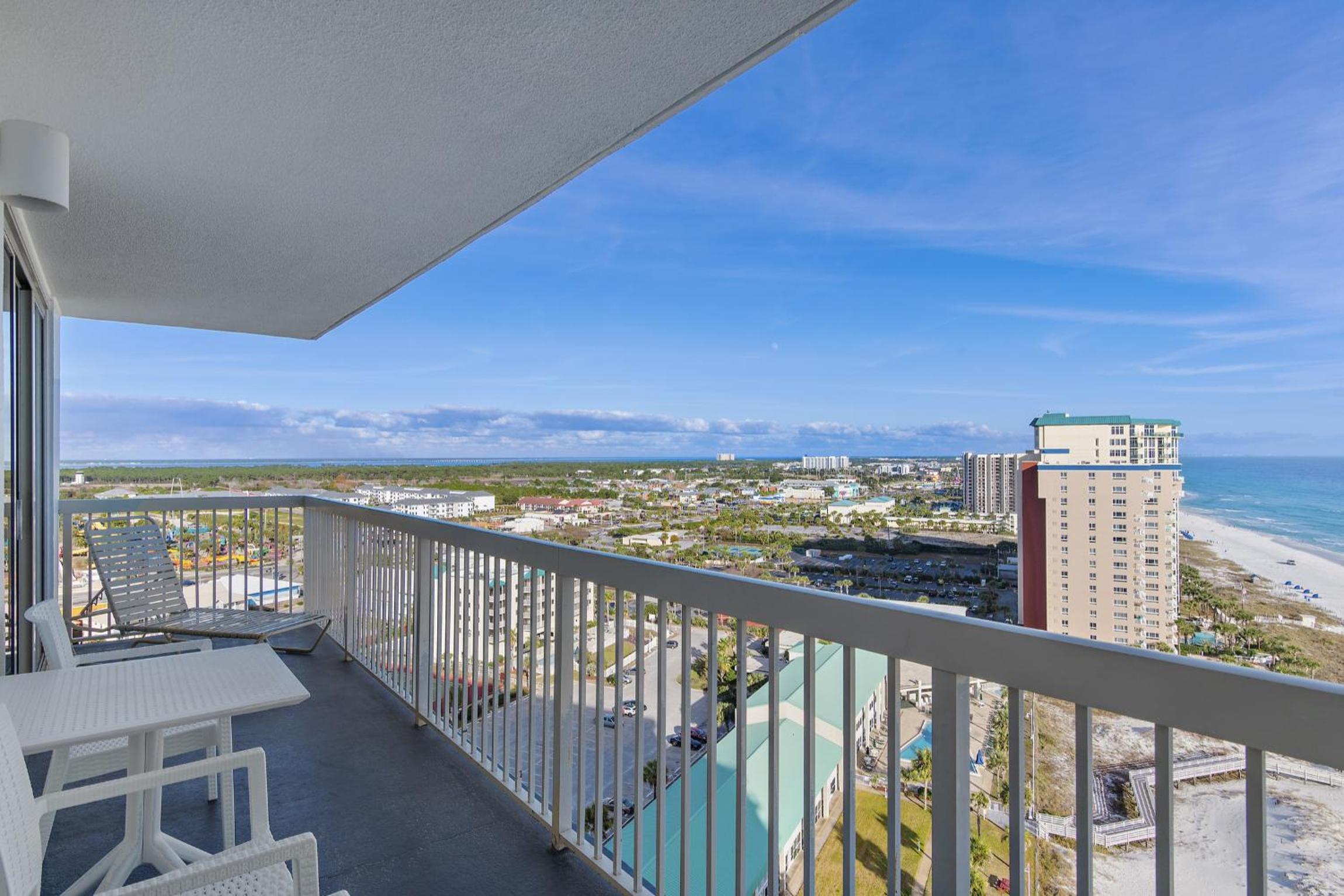 Two-Bedroom Apartment With Balcony And Sea View photo 3