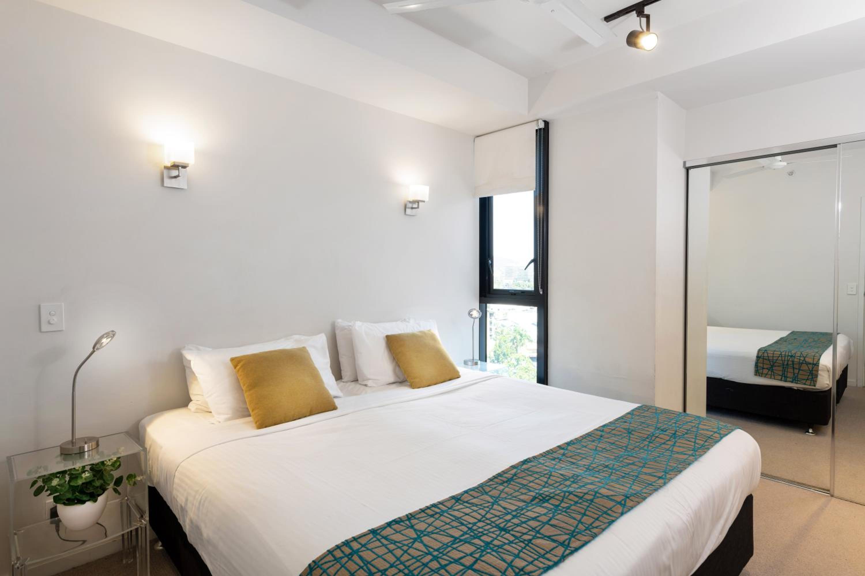 Two Bedroom Two Bathroom Deluxe Apartment thumbnail 6
