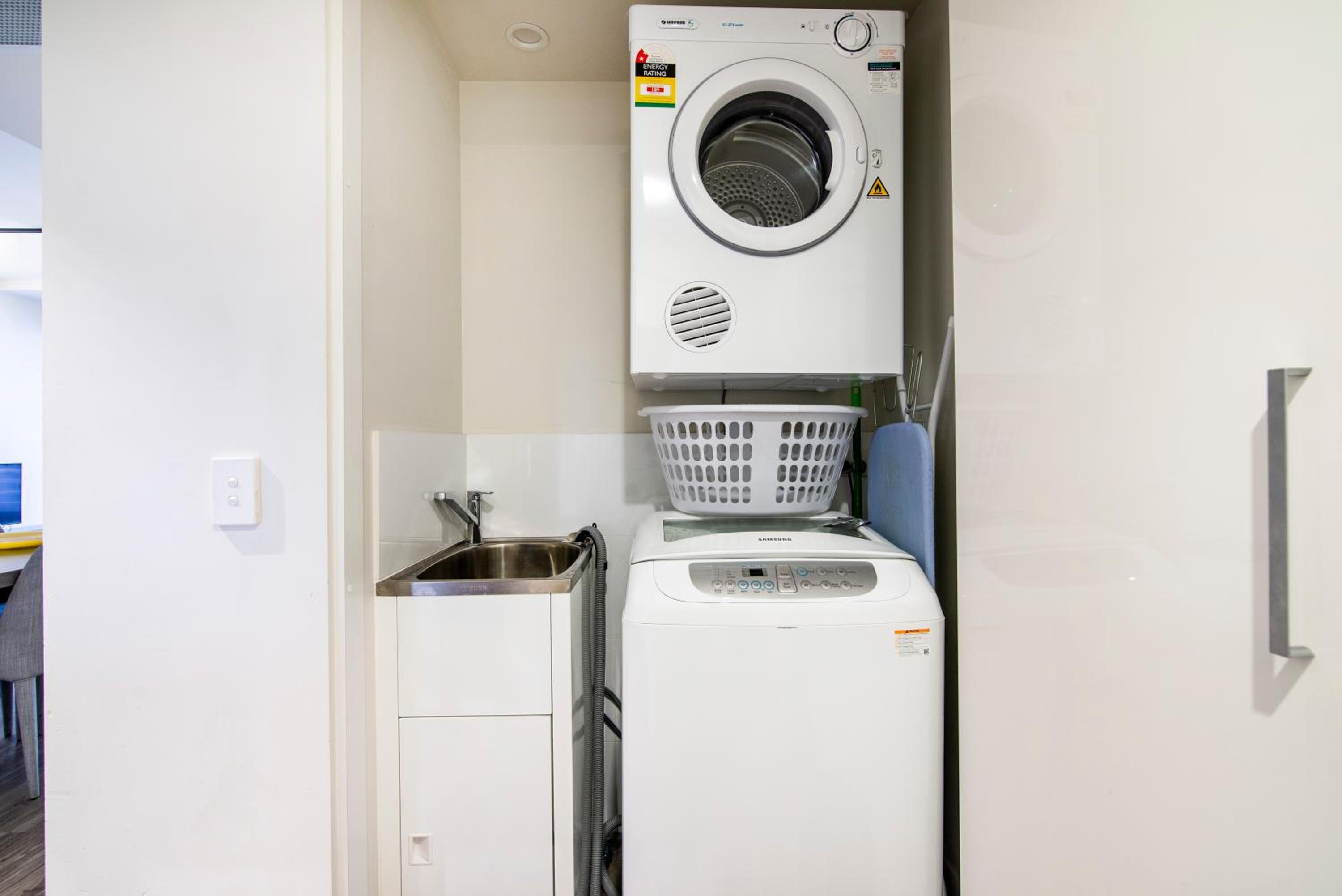 One Bedroom Deluxe Apartment thumbnail 6
