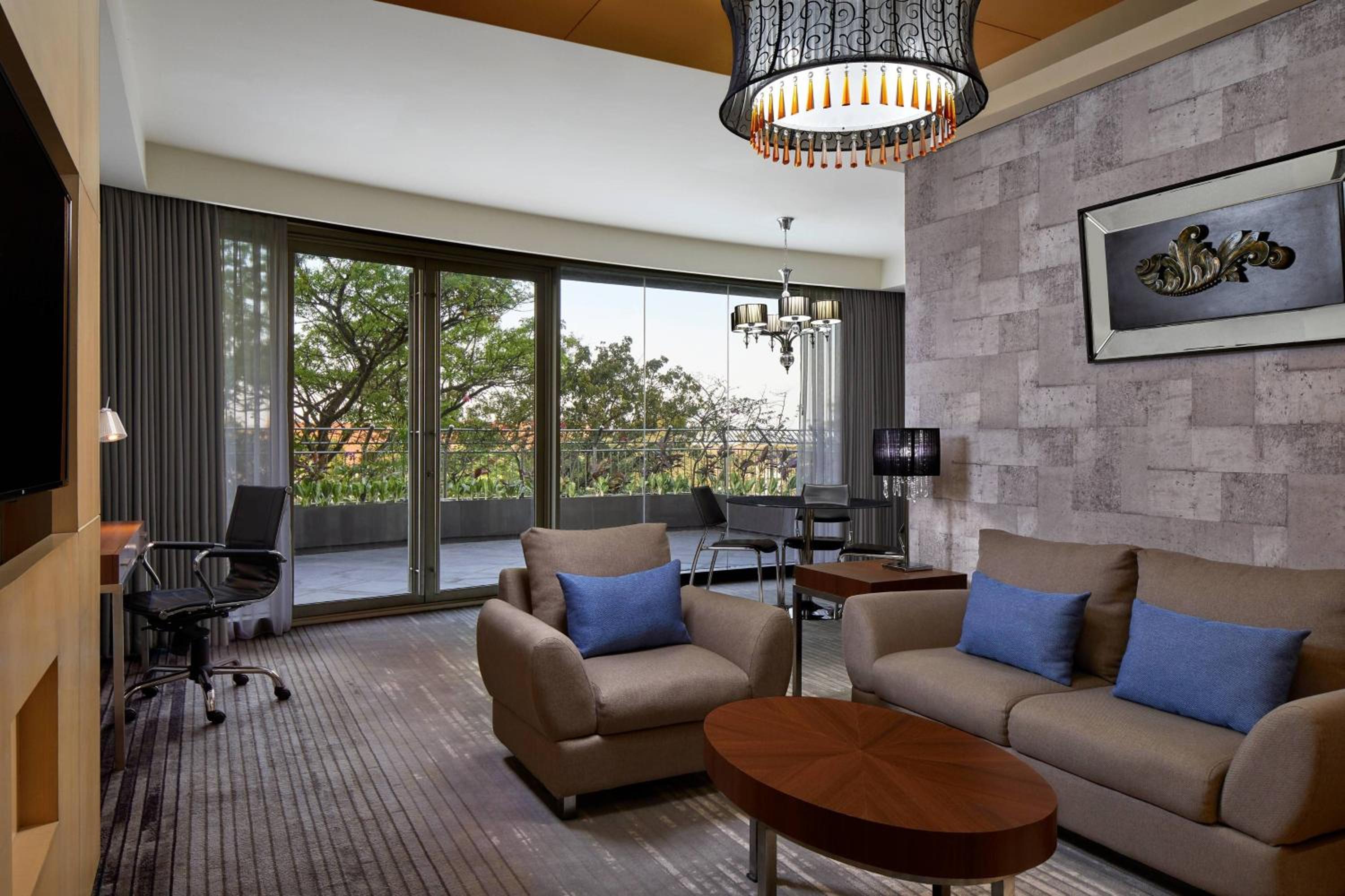 One-Bedroom Royal King Suite with City View - Photo 4