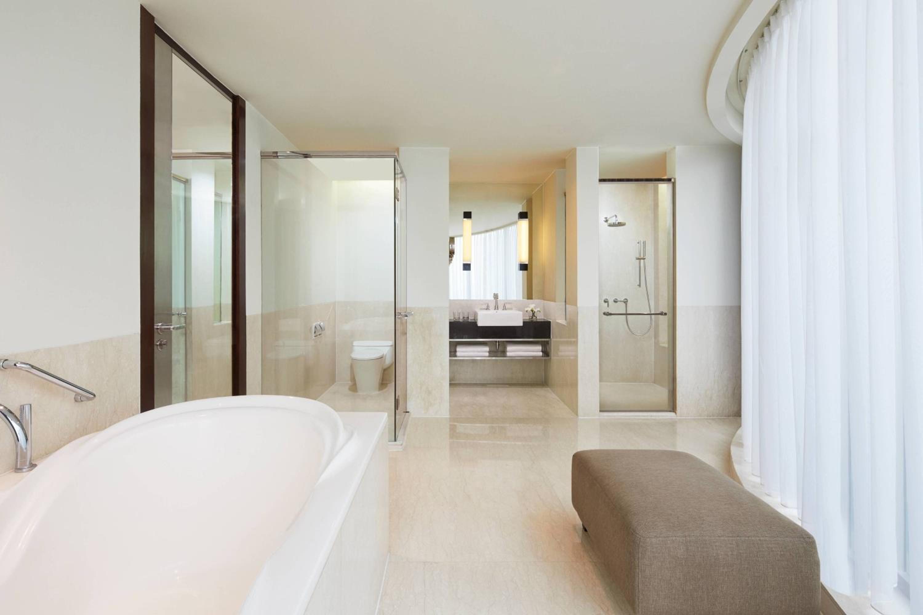 One-Bedroom Royal King Suite with City View - Photo 2