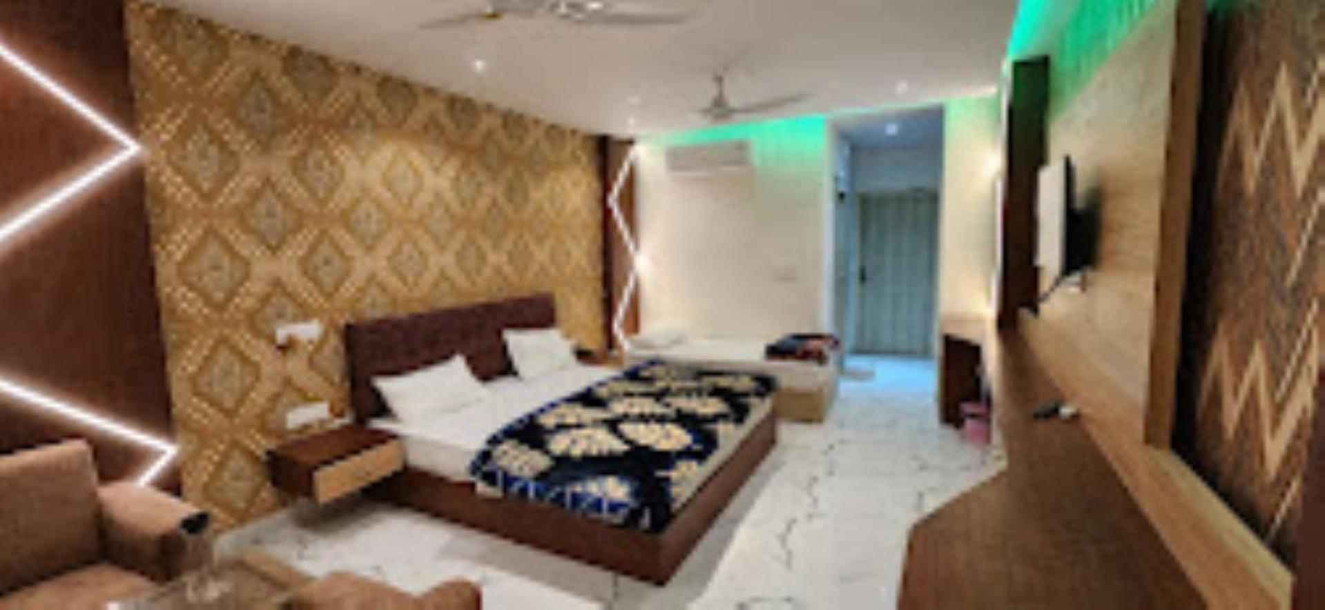 Deluxe Queen Room