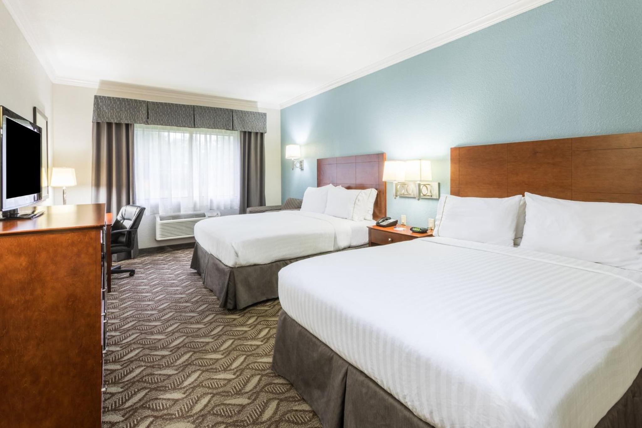 Standard Room with Two Queen Beds - Photo 3