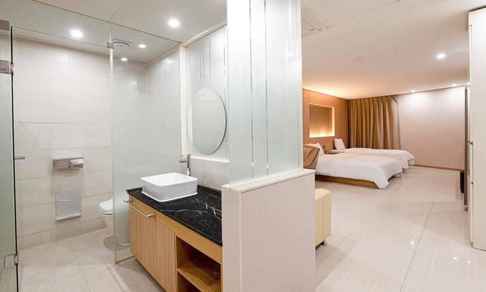 Suite - Photo 1