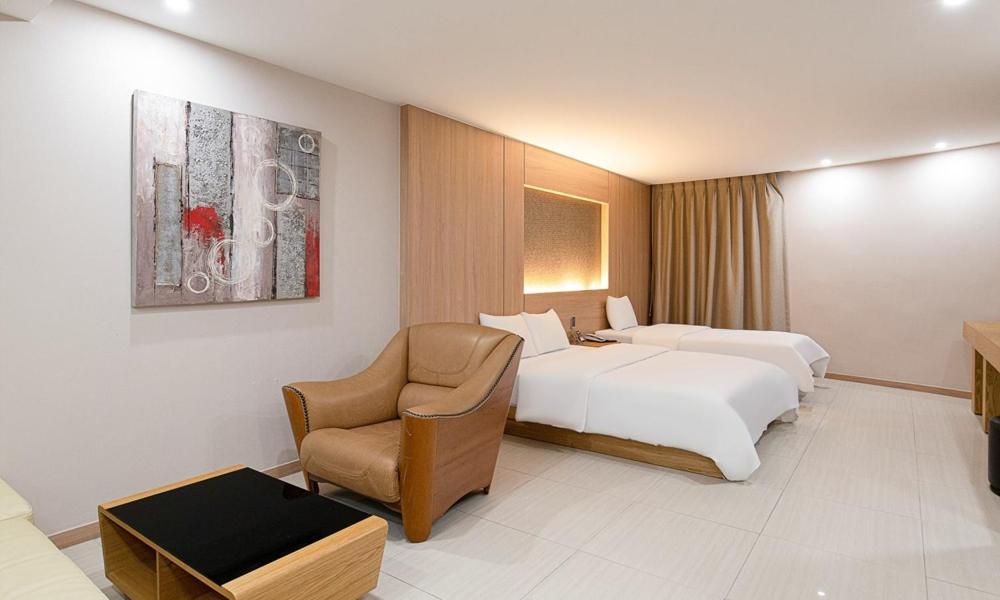 Suite - Photo 5
