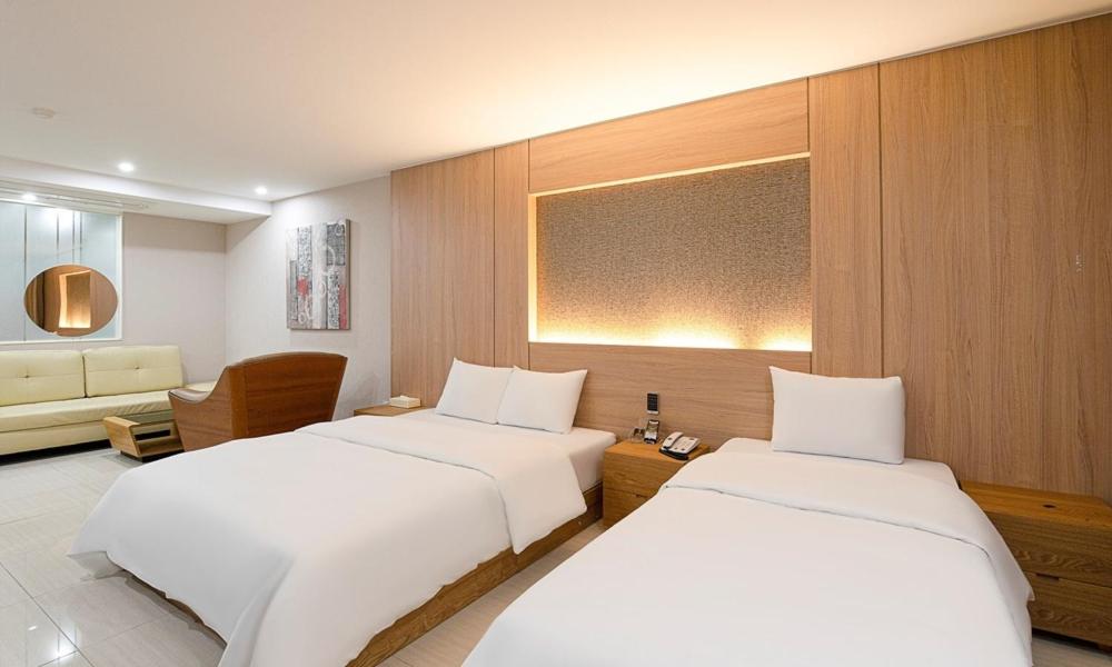 Suite - Photo 3