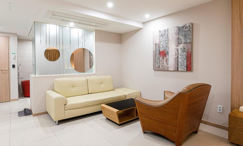 Suite - Photo 6