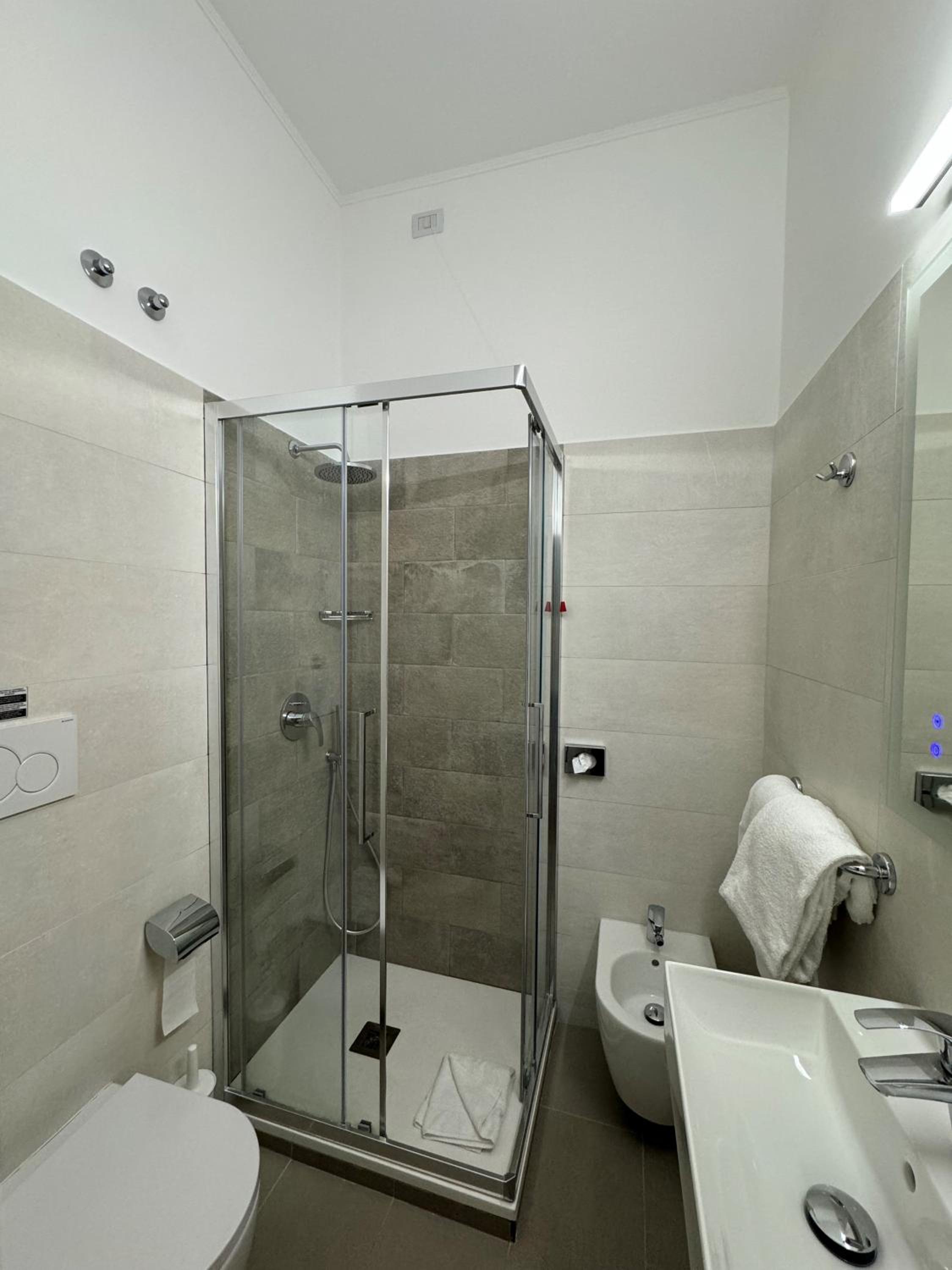Deluxe Double or Twin Room thumbnail 5