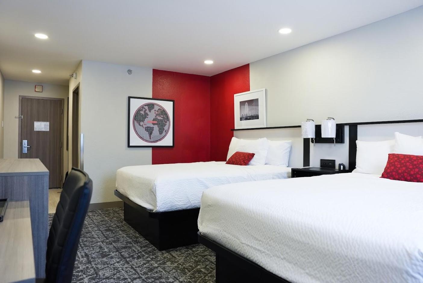 Queen Room with Two Queen Beds - Non-Smoking - Photo 2