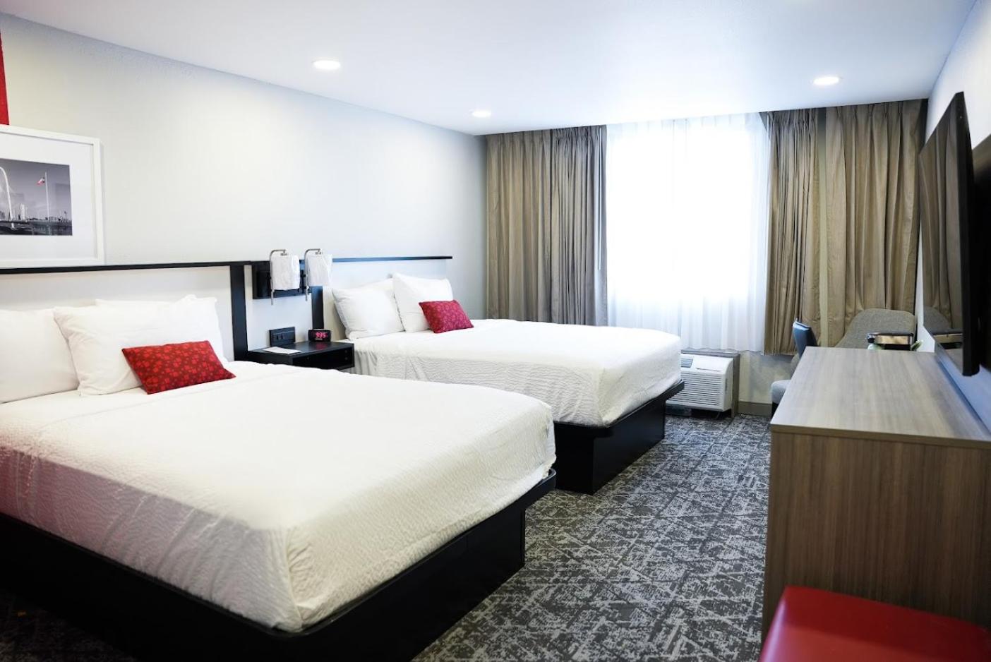 Queen Room with Two Queen Beds - Non-Smoking - Photo 3