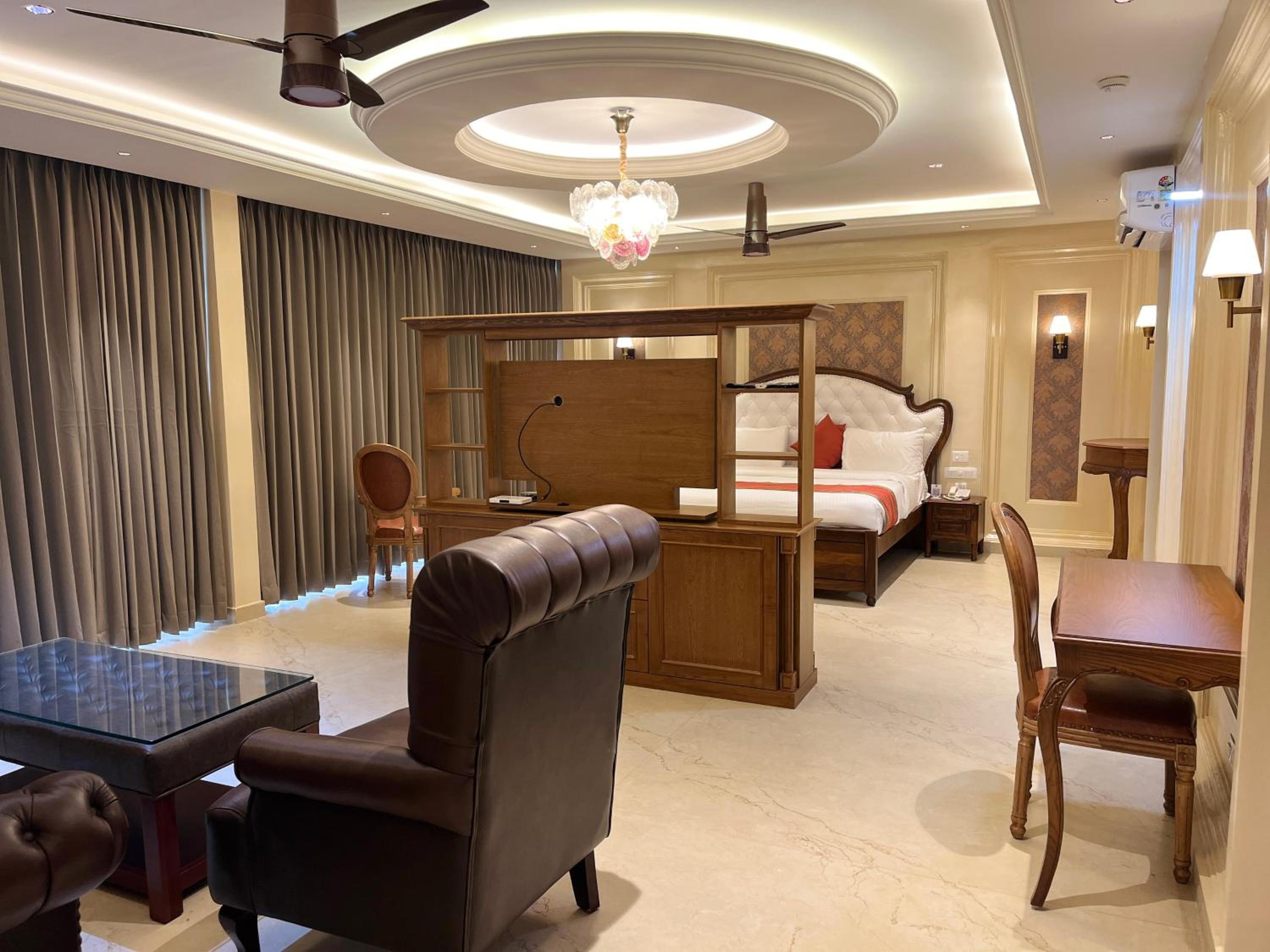 Superior King Suite - Photo 1