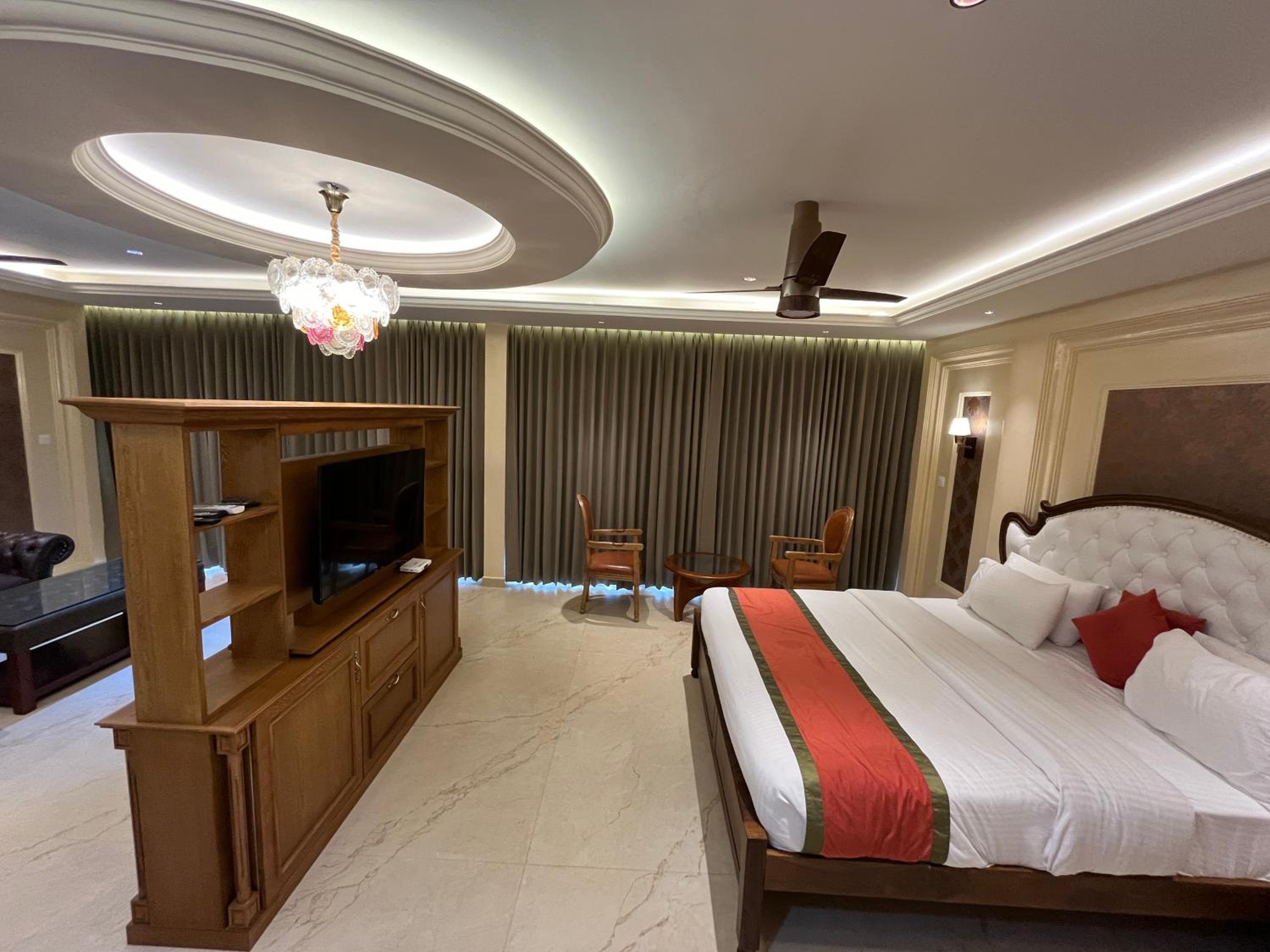 Superior King Suite - Photo 6