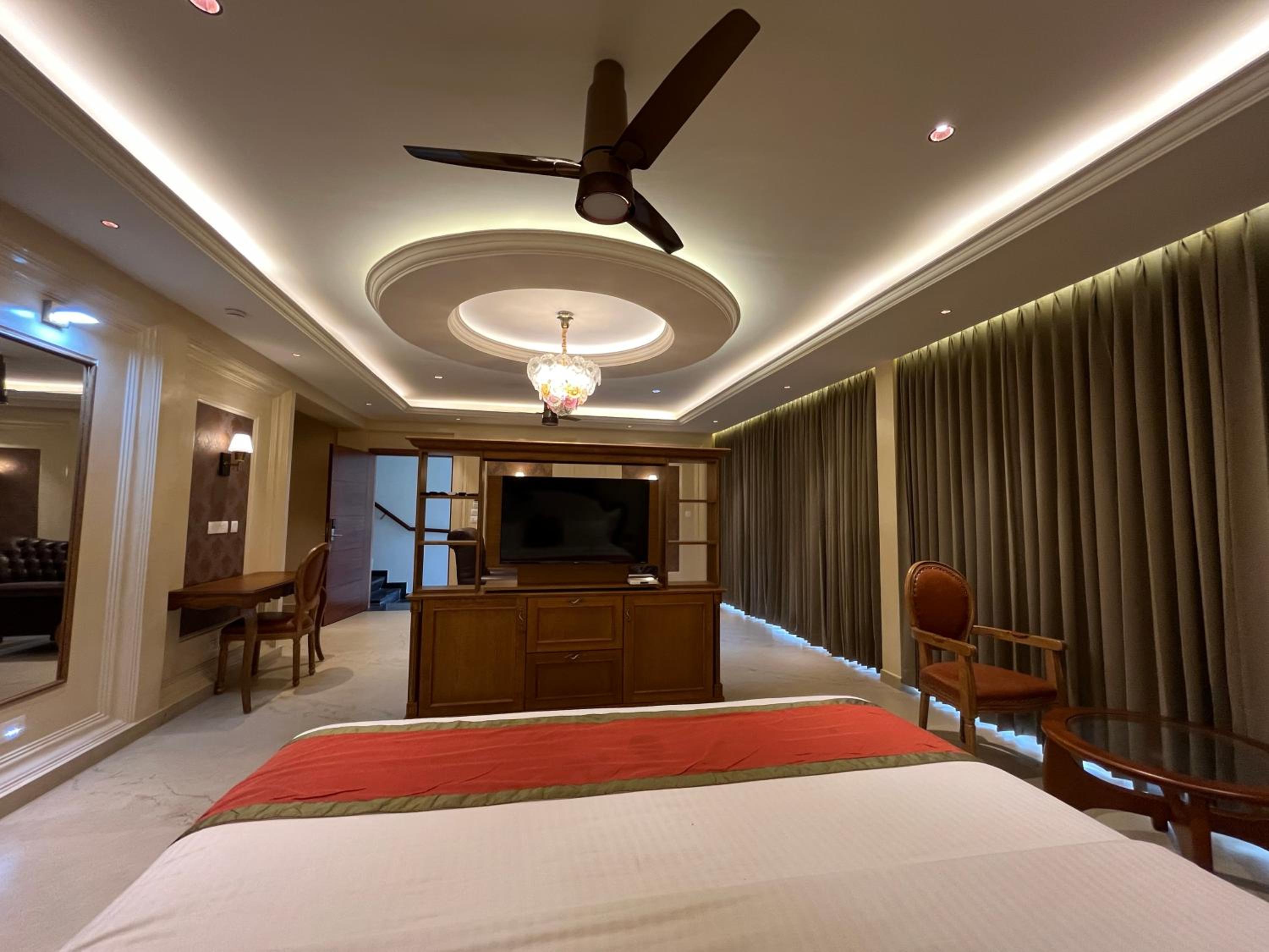 Superior King Suite - Photo 3
