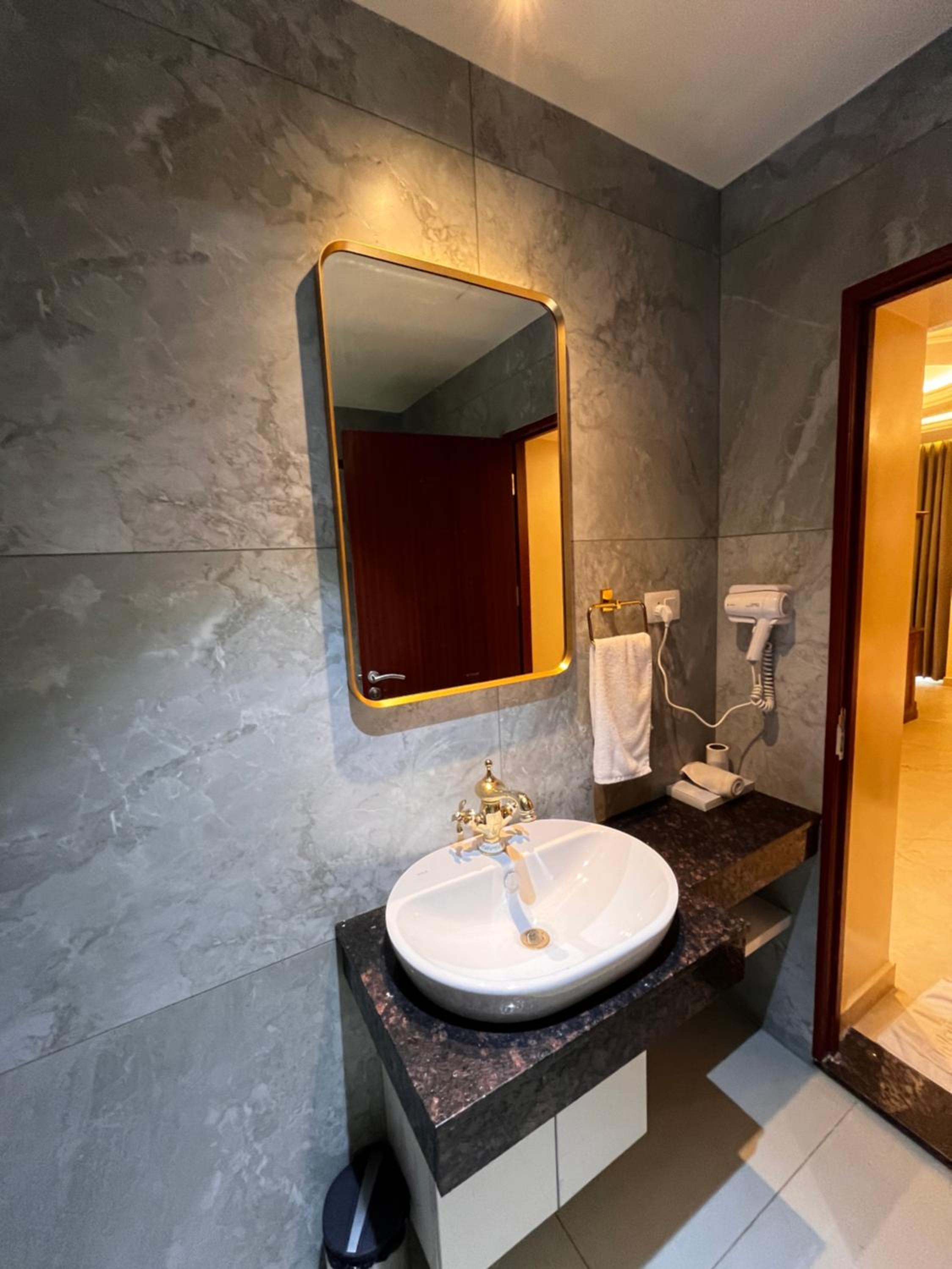Superior King Suite - Photo 22