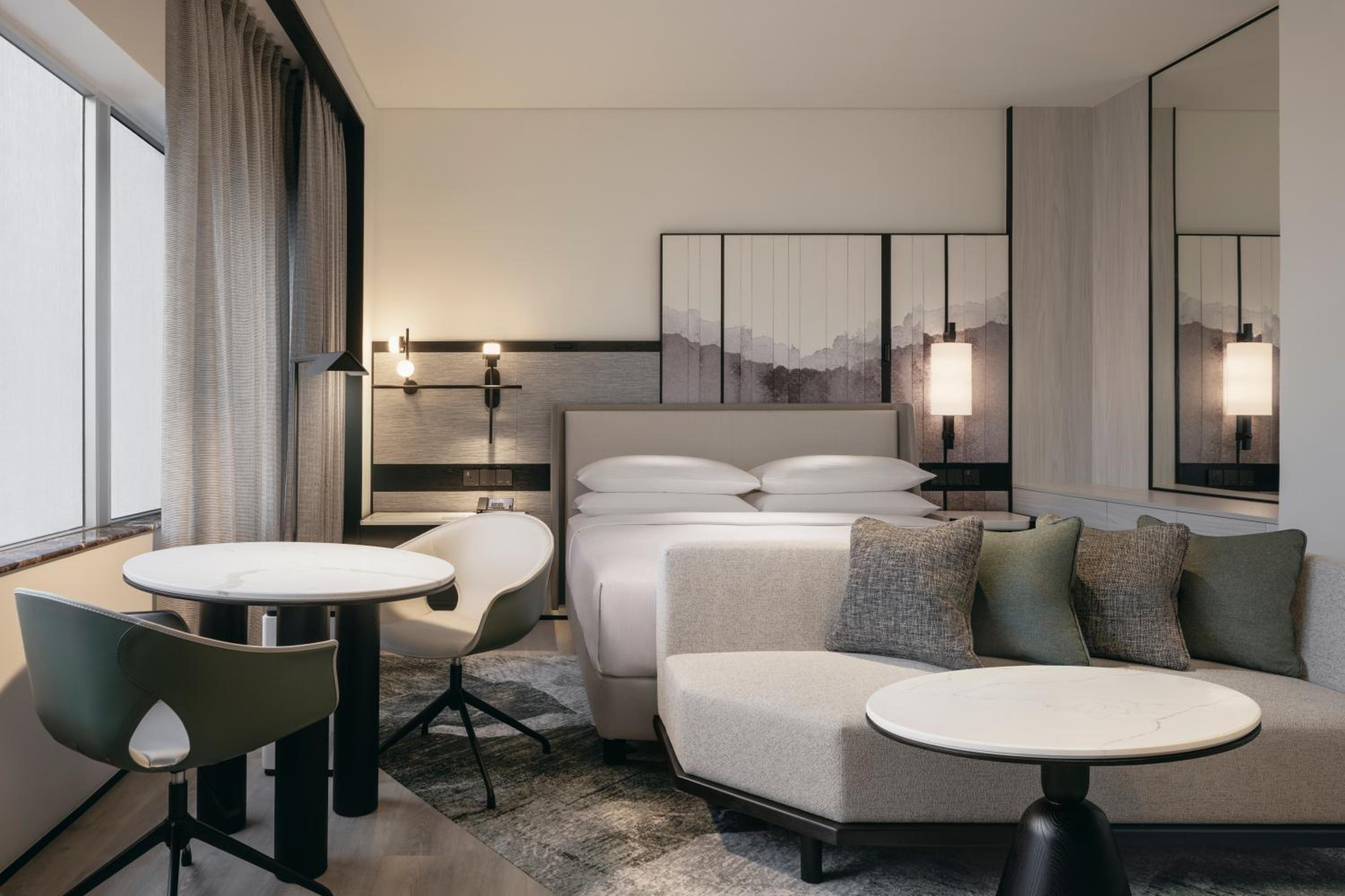 Executive King Suite with Lounge Access thumbnail 6