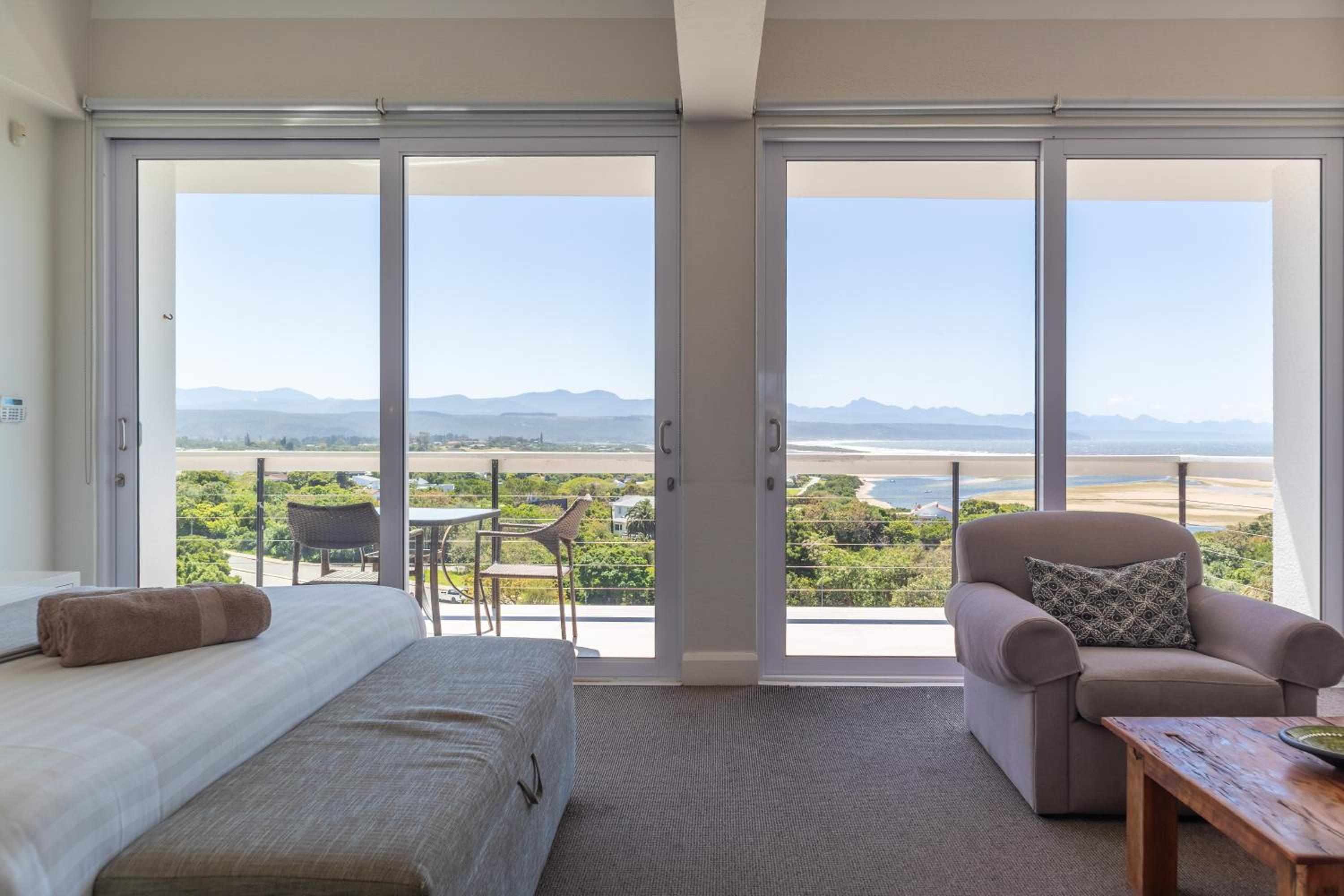 Superior King Room with Balcony and Sea View photo 2