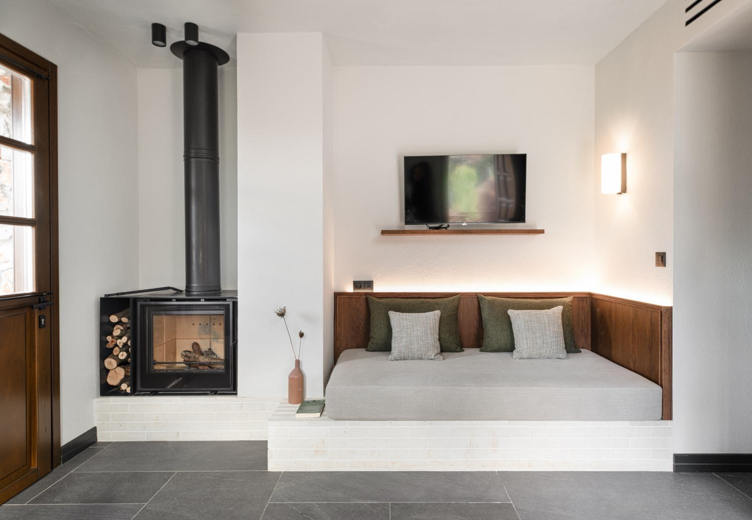 Split-Level Suite with Outdoor Hot Tub - Mountain & Sea View - Photo 9