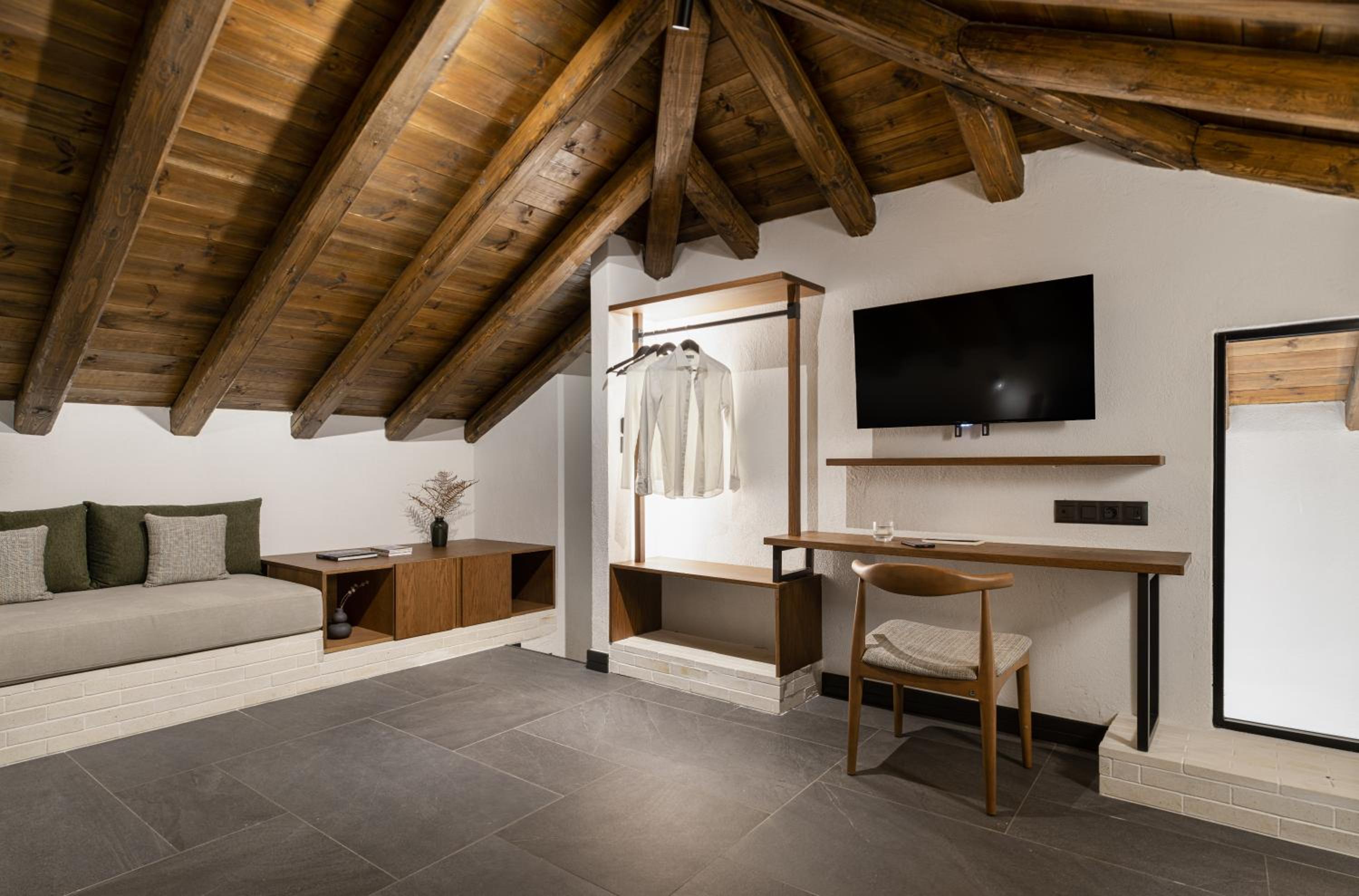 Split-Level Suite with Outdoor Hot Tub - Mountain & Sea View - Photo 5